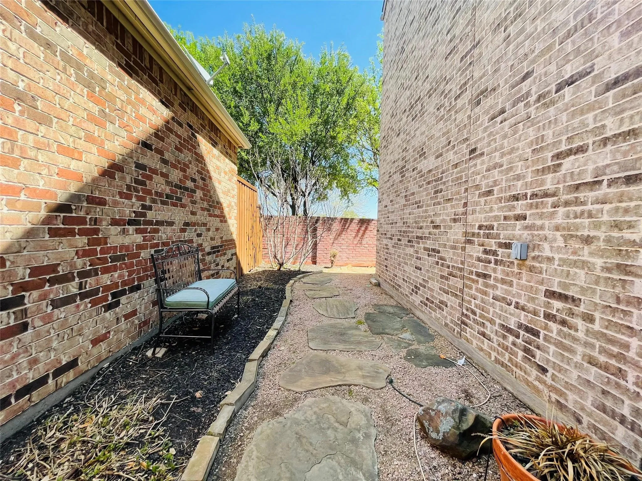 Single Family Residence For Rent in Collin County , 40 Emerald Pond Drive, Frisco, Texas 75034, 4 Bedroom, 4 Bathroom, 2 Garage spaces, 3,340 Sqft, built in 2002, mls#21342134, Real Estate Agent in Frisco, Homes For Rent in Collin county, Homes For Rent in Frisco, Realtor in Frisco Texas, Real Estate Brokerage Independent Realty Texas, Luminita Cordes Realtor