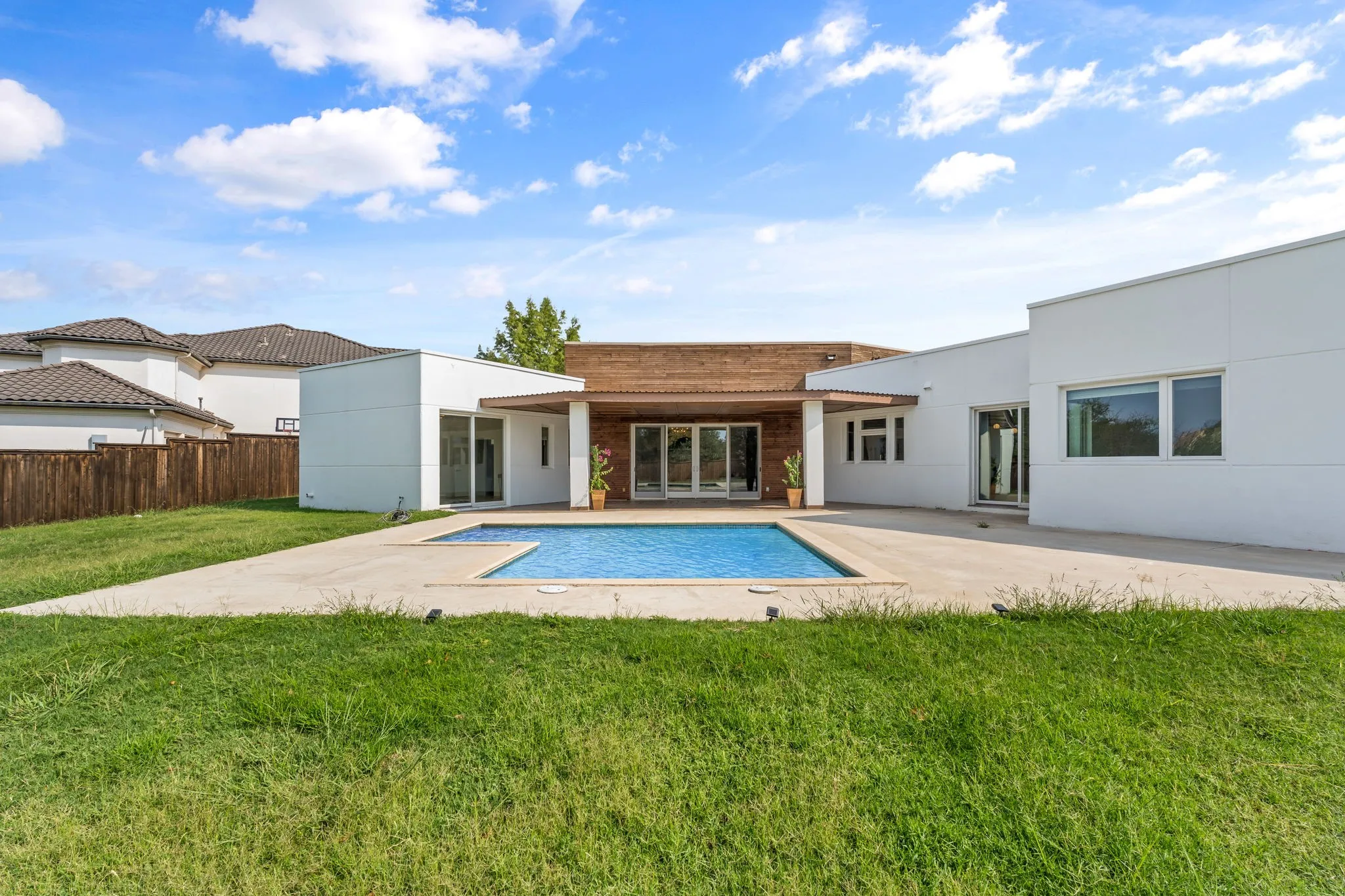 Single Family Residence For Sale in Dallas County , 2171 Hogan Drive, Irving, Texas 75038, 3 Bedroom, 4 Bathroom, 3 Garage spaces, 3,636 Sqft, built in 2013, mls#21341995, Real Estate Agent in Irving, Homes For Sale in Dallas county, Homes For Sale in Irving, Realtor in Irving Texas, Real Estate Brokerage Independent Realty Texas, Luminita Cordes Realtor