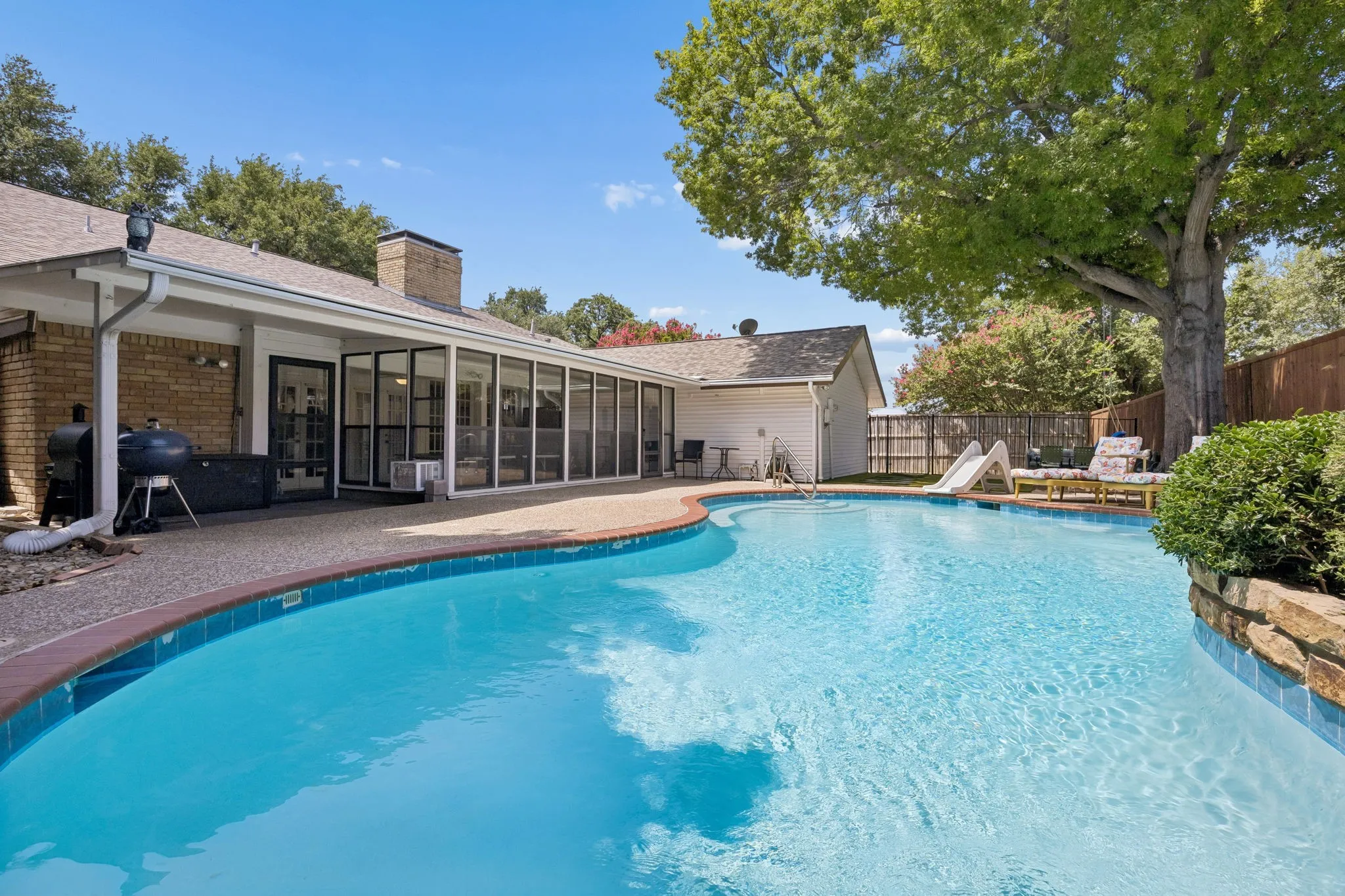 Single Family Residence For Sale in Dallas County , 2813 Raintree Drive, Carrollton, Texas 75006, 3 Bedroom, 3 Bathroom, 2 Garage spaces, 2,922 Sqft, built in 1973, mls#21341957, Real Estate Agent in Carrollton, Homes For Sale in Dallas county, Homes For Sale in Carrollton, Realtor in Carrollton Texas, Real Estate Brokerage Independent Realty Texas, Luminita Cordes Realtor