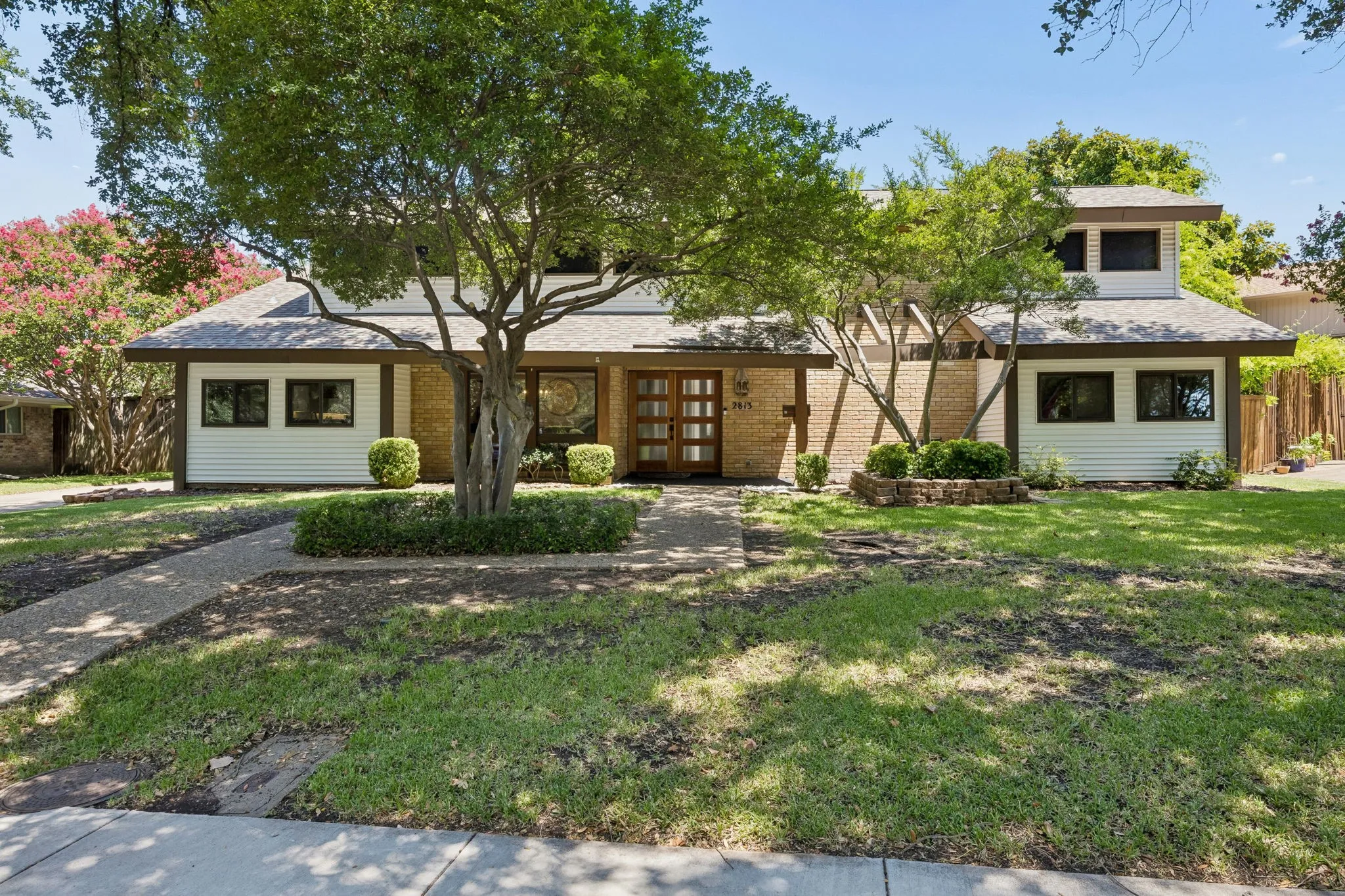 Single Family Residence For Sale in Dallas County , 2813 Raintree Drive, Carrollton, Texas 75006, 3 Bedroom, 3 Bathroom, 2 Garage spaces, 2,922 Sqft, built in 1973, mls#21341957, Real Estate Agent in Carrollton, Homes For Sale in Dallas county, Homes For Sale in Carrollton, Realtor in Carrollton Texas, Real Estate Brokerage Independent Realty Texas, Luminita Cordes Realtor