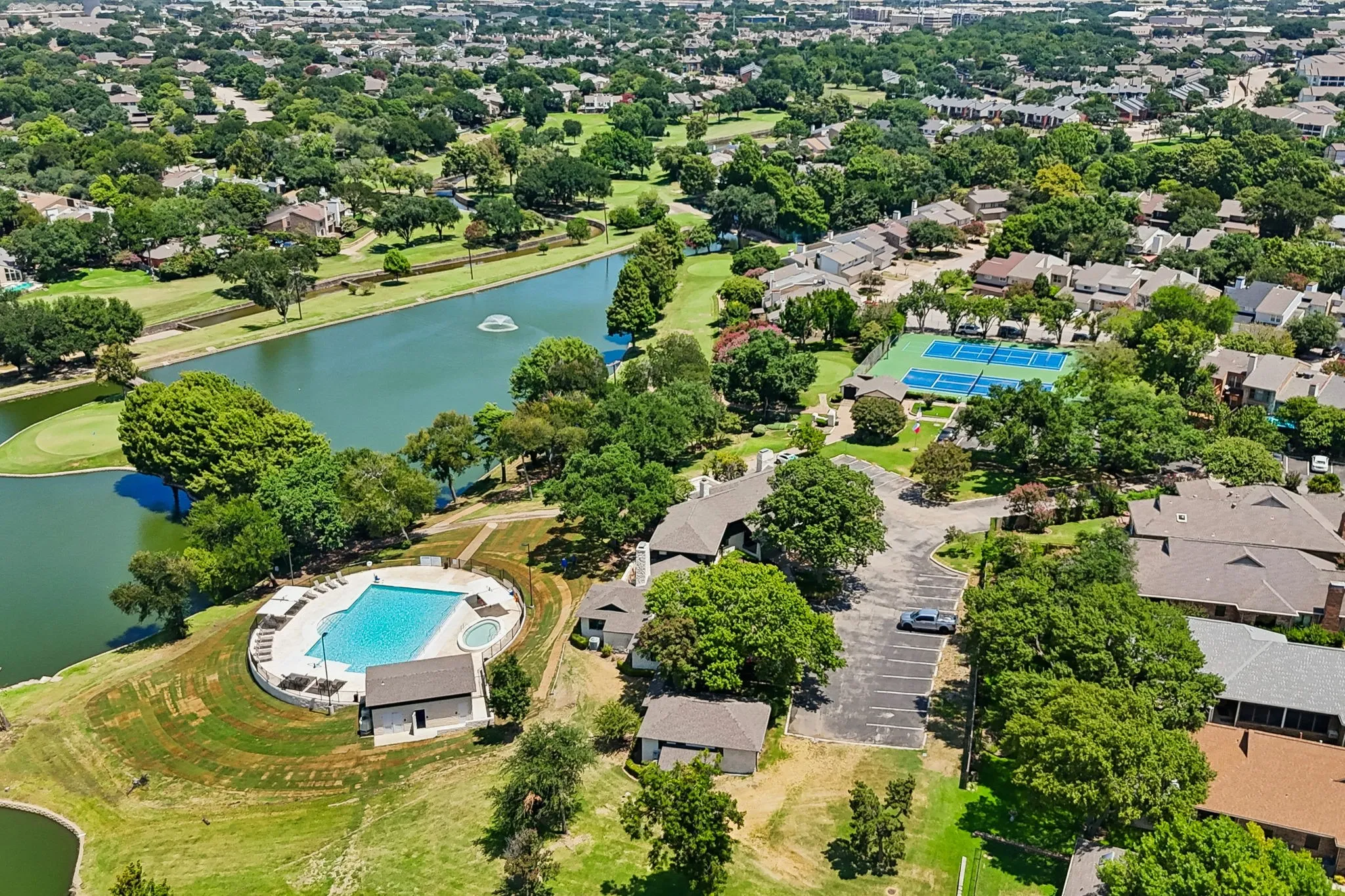 Single Family Residence For Sale in Dallas County , 2813 Raintree Drive, Carrollton, Texas 75006, 3 Bedroom, 3 Bathroom, 2 Garage spaces, 2,922 Sqft, built in 1973, mls#21341957, Real Estate Agent in Carrollton, Homes For Sale in Dallas county, Homes For Sale in Carrollton, Realtor in Carrollton Texas, Real Estate Brokerage Independent Realty Texas, Luminita Cordes Realtor