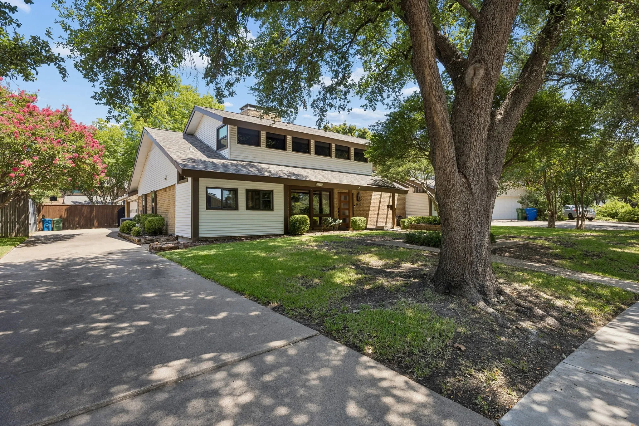 Single Family Residence For Sale in Dallas County , 2813 Raintree Drive, Carrollton, Texas 75006, 3 Bedroom, 3 Bathroom, 2 Garage spaces, 2,922 Sqft, built in 1973, mls#21341957, Real Estate Agent in Carrollton, Homes For Sale in Dallas county, Homes For Sale in Carrollton, Realtor in Carrollton Texas, Real Estate Brokerage Independent Realty Texas, Luminita Cordes Realtor