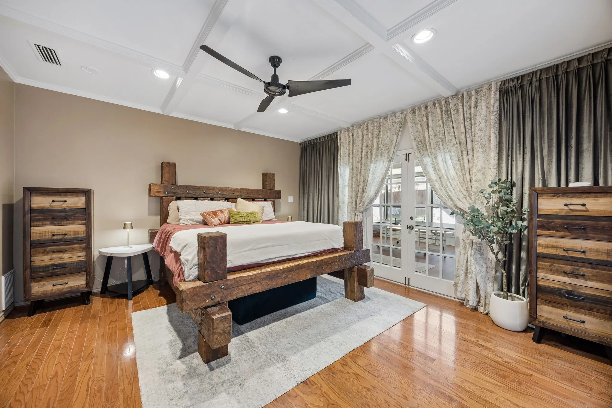 Single Family Residence For Sale in Dallas County , 2813 Raintree Drive, Carrollton, Texas 75006, 3 Bedroom, 3 Bathroom, 2 Garage spaces, 2,922 Sqft, built in 1973, mls#21341957, Real Estate Agent in Carrollton, Homes For Sale in Dallas county, Homes For Sale in Carrollton, Realtor in Carrollton Texas, Real Estate Brokerage Independent Realty Texas, Luminita Cordes Realtor