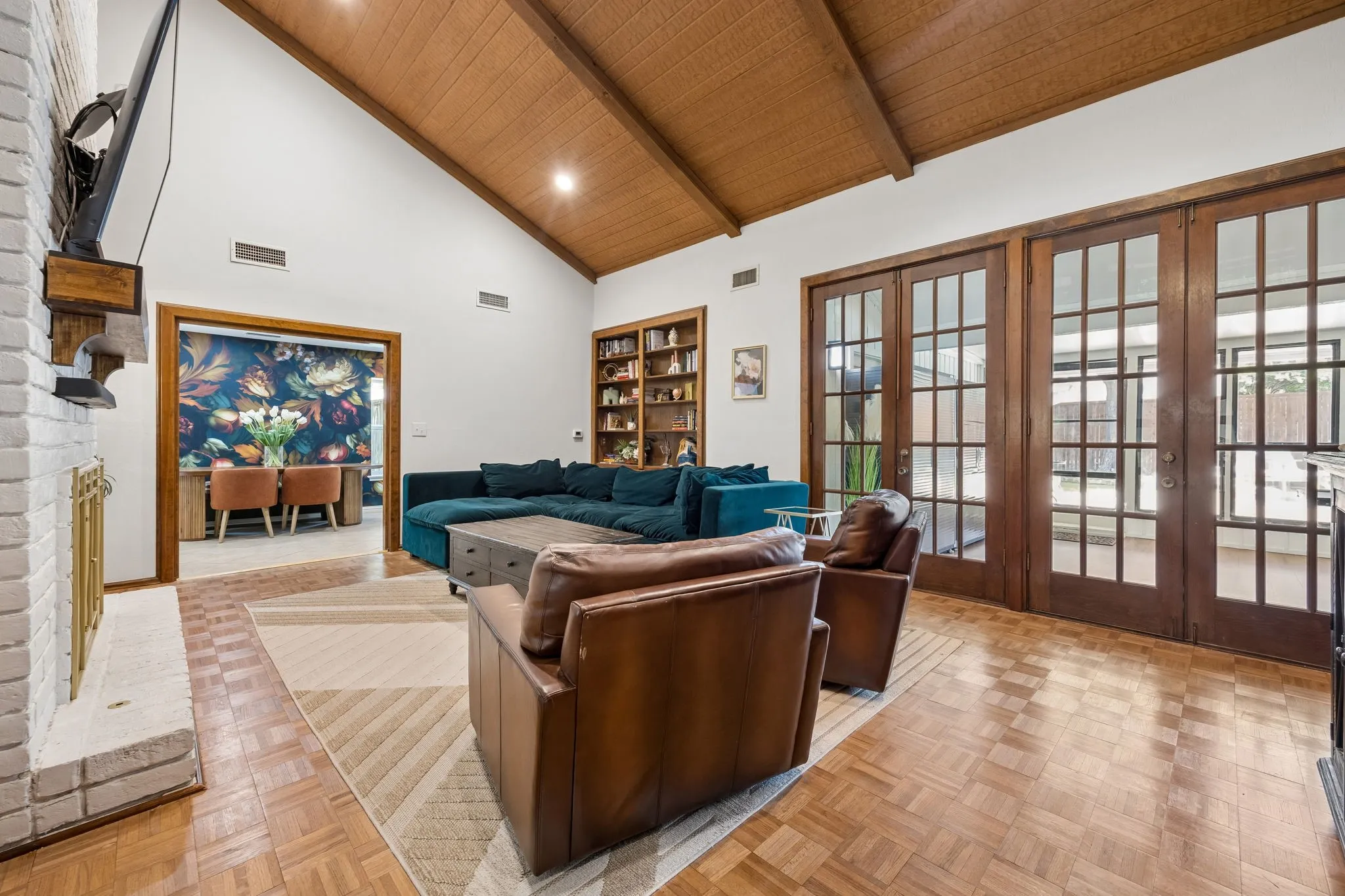 Single Family Residence For Sale in Dallas County , 2813 Raintree Drive, Carrollton, Texas 75006, 3 Bedroom, 3 Bathroom, 2 Garage spaces, 2,922 Sqft, built in 1973, mls#21341957, Real Estate Agent in Carrollton, Homes For Sale in Dallas county, Homes For Sale in Carrollton, Realtor in Carrollton Texas, Real Estate Brokerage Independent Realty Texas, Luminita Cordes Realtor