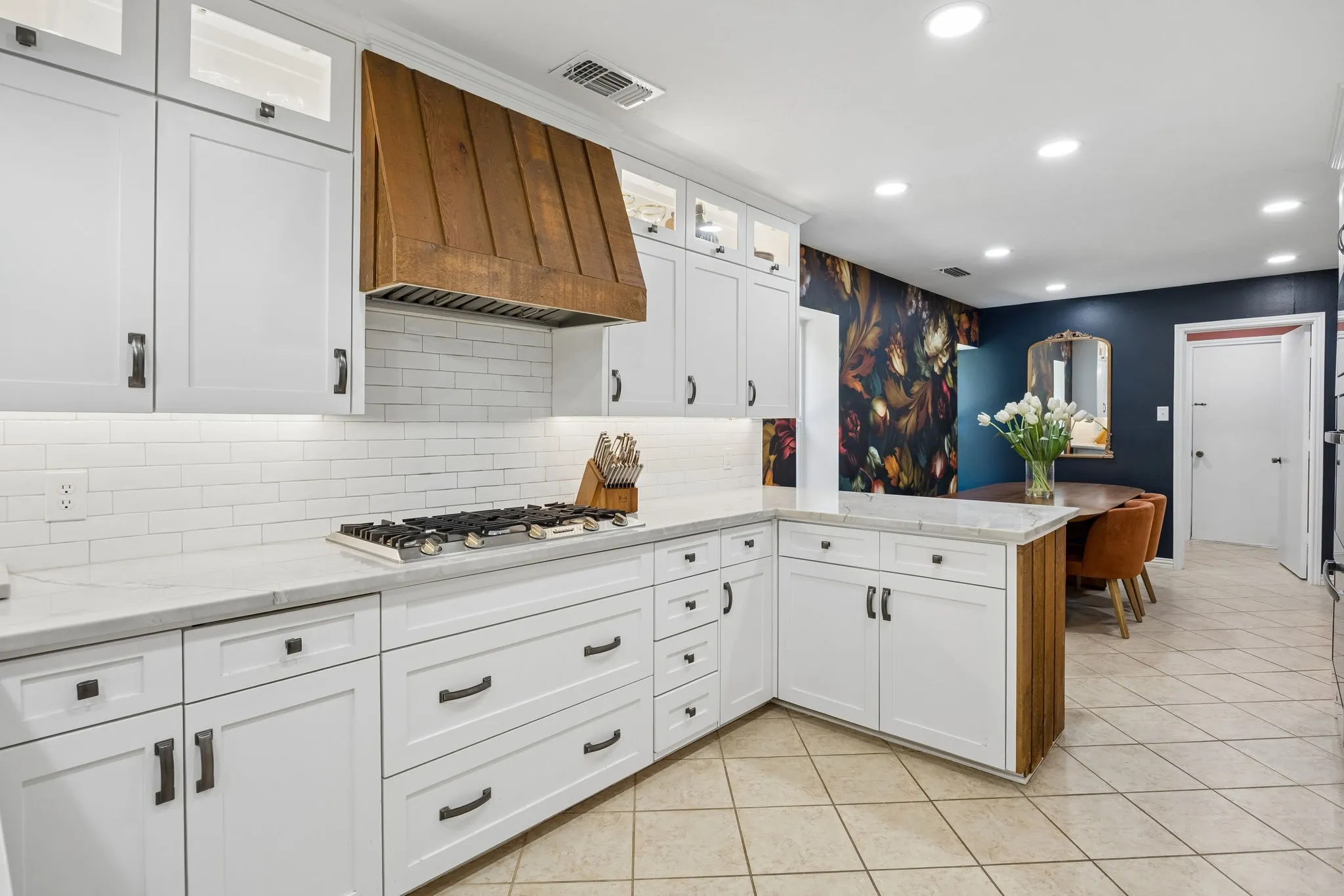 Single Family Residence For Sale in Dallas County , 2813 Raintree Drive, Carrollton, Texas 75006, 3 Bedroom, 3 Bathroom, 2 Garage spaces, 2,922 Sqft, built in 1973, mls#21341957, Real Estate Agent in Carrollton, Homes For Sale in Dallas county, Homes For Sale in Carrollton, Realtor in Carrollton Texas, Real Estate Brokerage Independent Realty Texas, Luminita Cordes Realtor