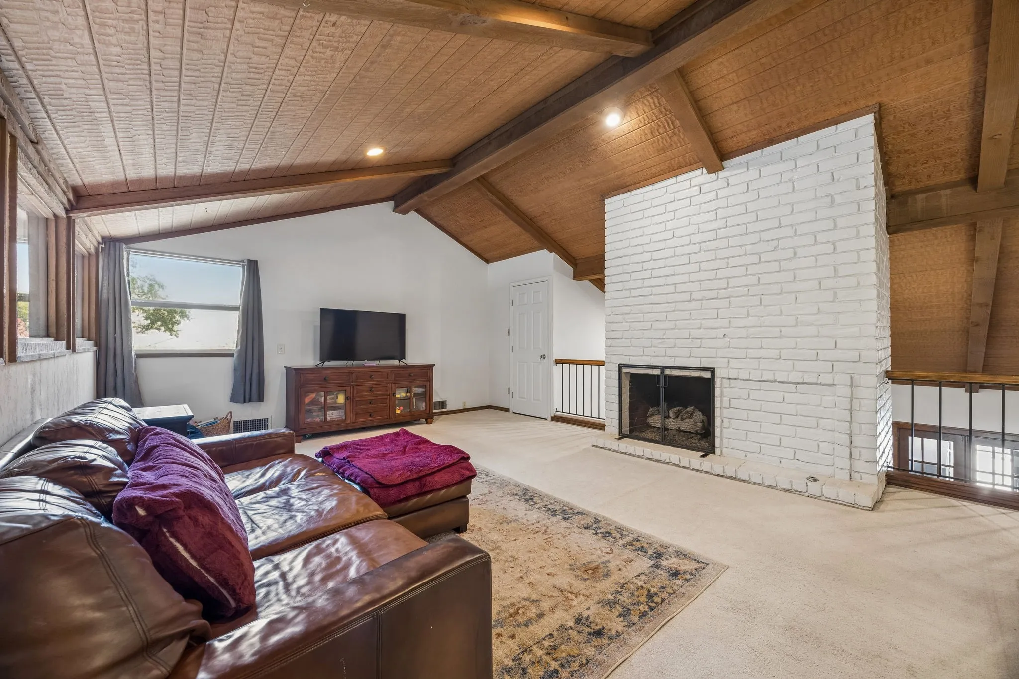 Single Family Residence For Sale in Dallas County , 2813 Raintree Drive, Carrollton, Texas 75006, 3 Bedroom, 3 Bathroom, 2 Garage spaces, 2,922 Sqft, built in 1973, mls#21341957, Real Estate Agent in Carrollton, Homes For Sale in Dallas county, Homes For Sale in Carrollton, Realtor in Carrollton Texas, Real Estate Brokerage Independent Realty Texas, Luminita Cordes Realtor