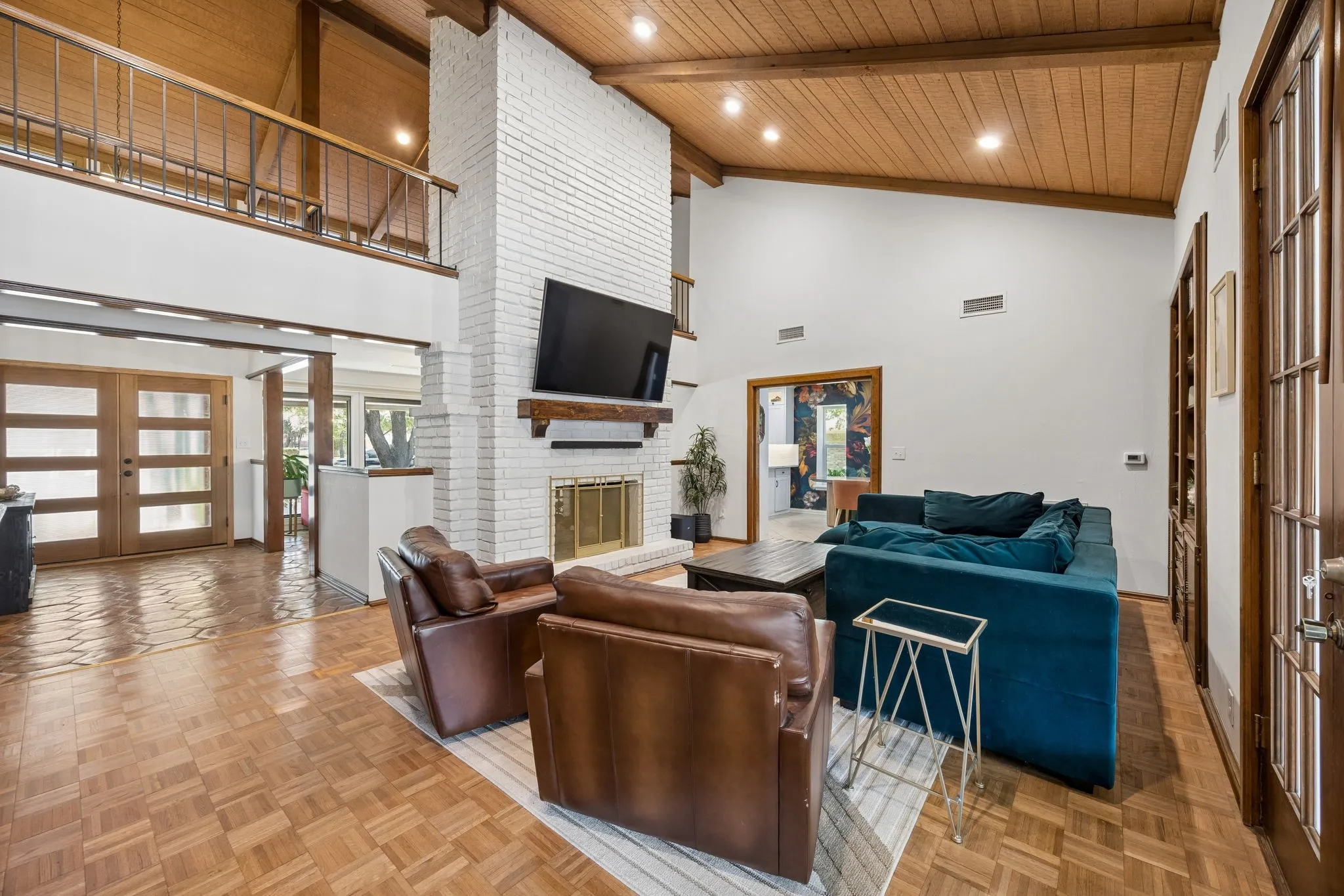 Single Family Residence For Sale in Dallas County , 2813 Raintree Drive, Carrollton, Texas 75006, 3 Bedroom, 3 Bathroom, 2 Garage spaces, 2,922 Sqft, built in 1973, mls#21341957, Real Estate Agent in Carrollton, Homes For Sale in Dallas county, Homes For Sale in Carrollton, Realtor in Carrollton Texas, Real Estate Brokerage Independent Realty Texas, Luminita Cordes Realtor