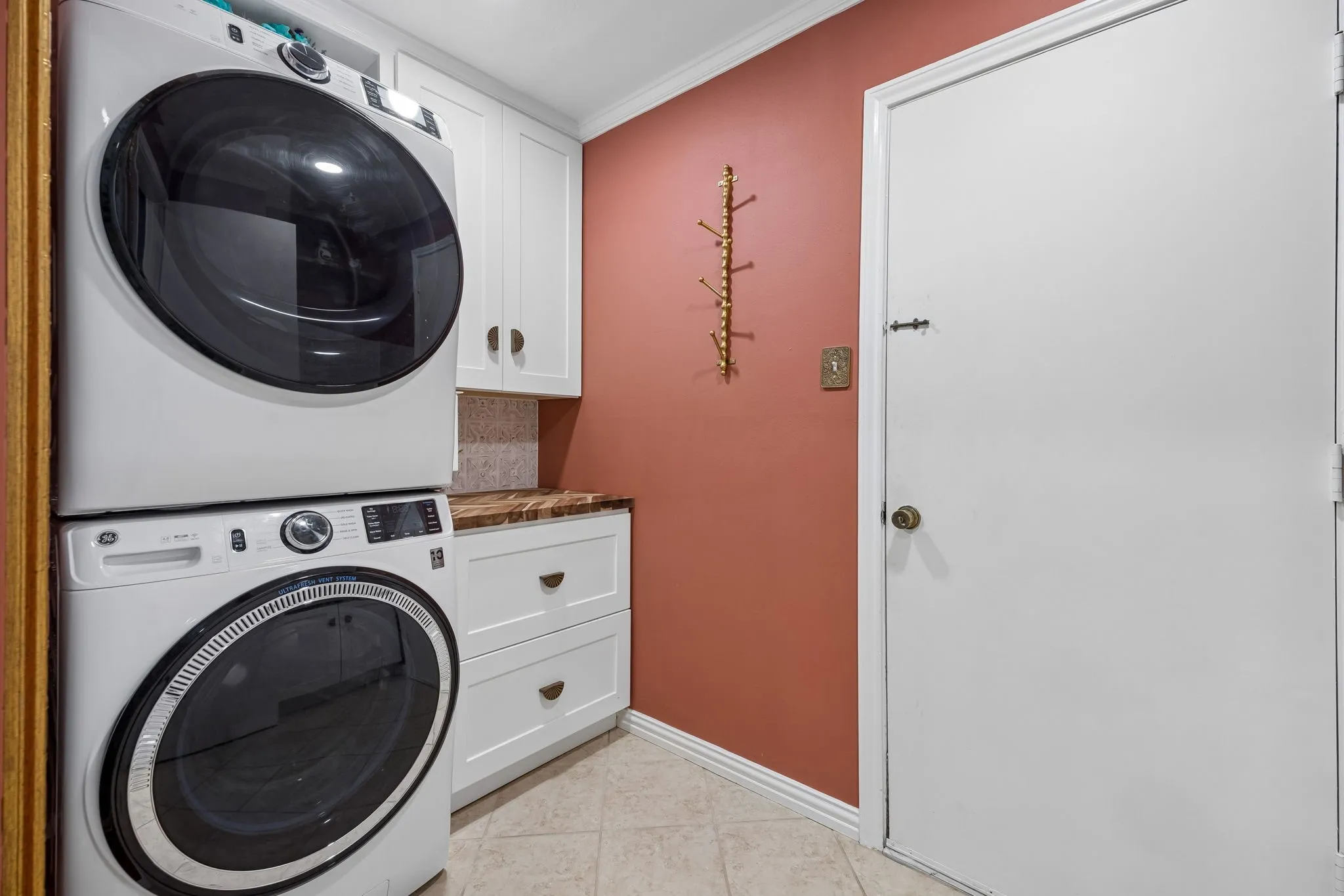 Single Family Residence For Sale in Dallas County , 2813 Raintree Drive, Carrollton, Texas 75006, 3 Bedroom, 3 Bathroom, 2 Garage spaces, 2,922 Sqft, built in 1973, mls#21341957, Real Estate Agent in Carrollton, Homes For Sale in Dallas county, Homes For Sale in Carrollton, Realtor in Carrollton Texas, Real Estate Brokerage Independent Realty Texas, Luminita Cordes Realtor