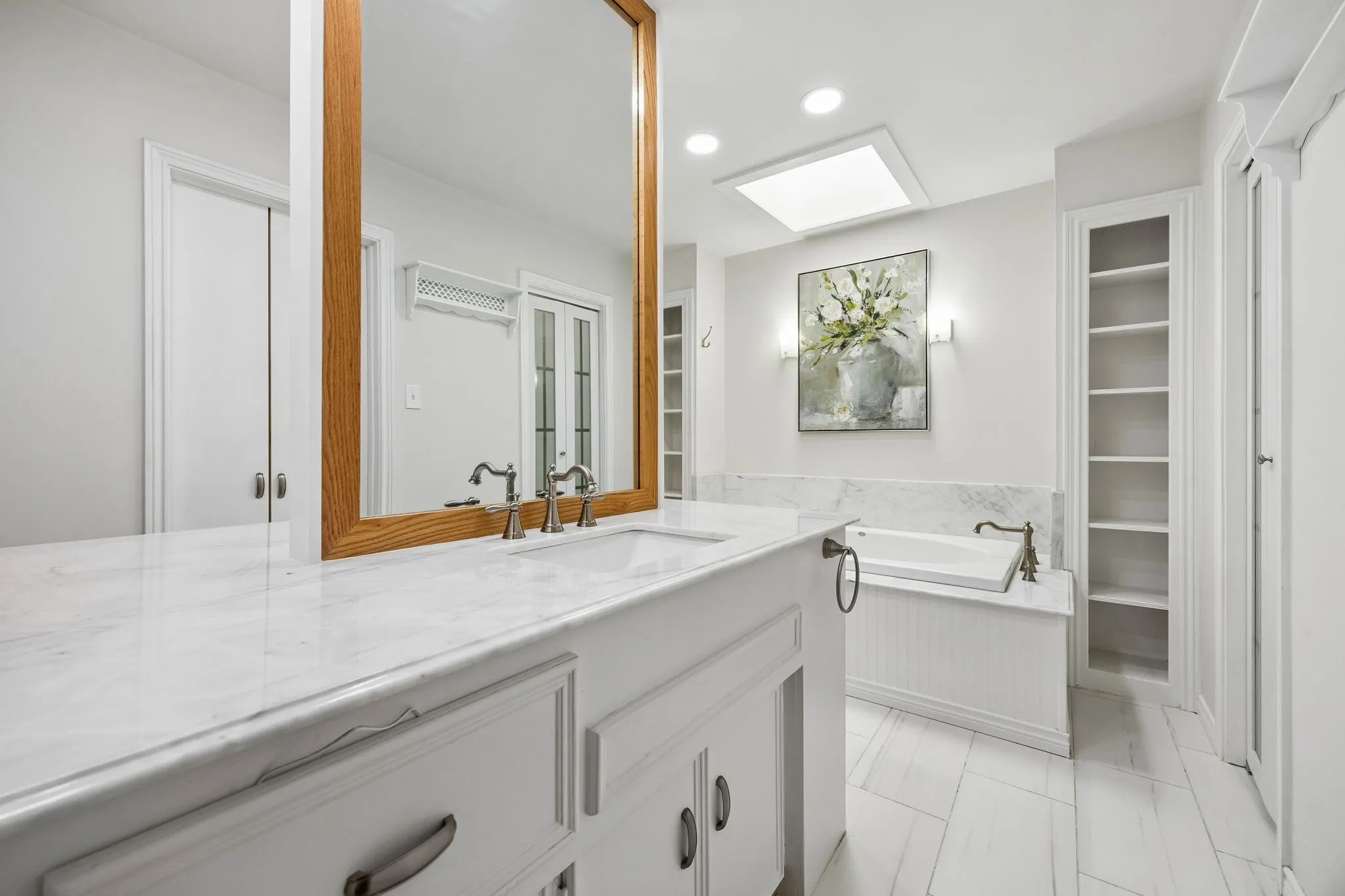 Single Family Residence For Sale in Dallas County , 2813 Raintree Drive, Carrollton, Texas 75006, 3 Bedroom, 3 Bathroom, 2 Garage spaces, 2,922 Sqft, built in 1973, mls#21341957, Real Estate Agent in Carrollton, Homes For Sale in Dallas county, Homes For Sale in Carrollton, Realtor in Carrollton Texas, Real Estate Brokerage Independent Realty Texas, Luminita Cordes Realtor