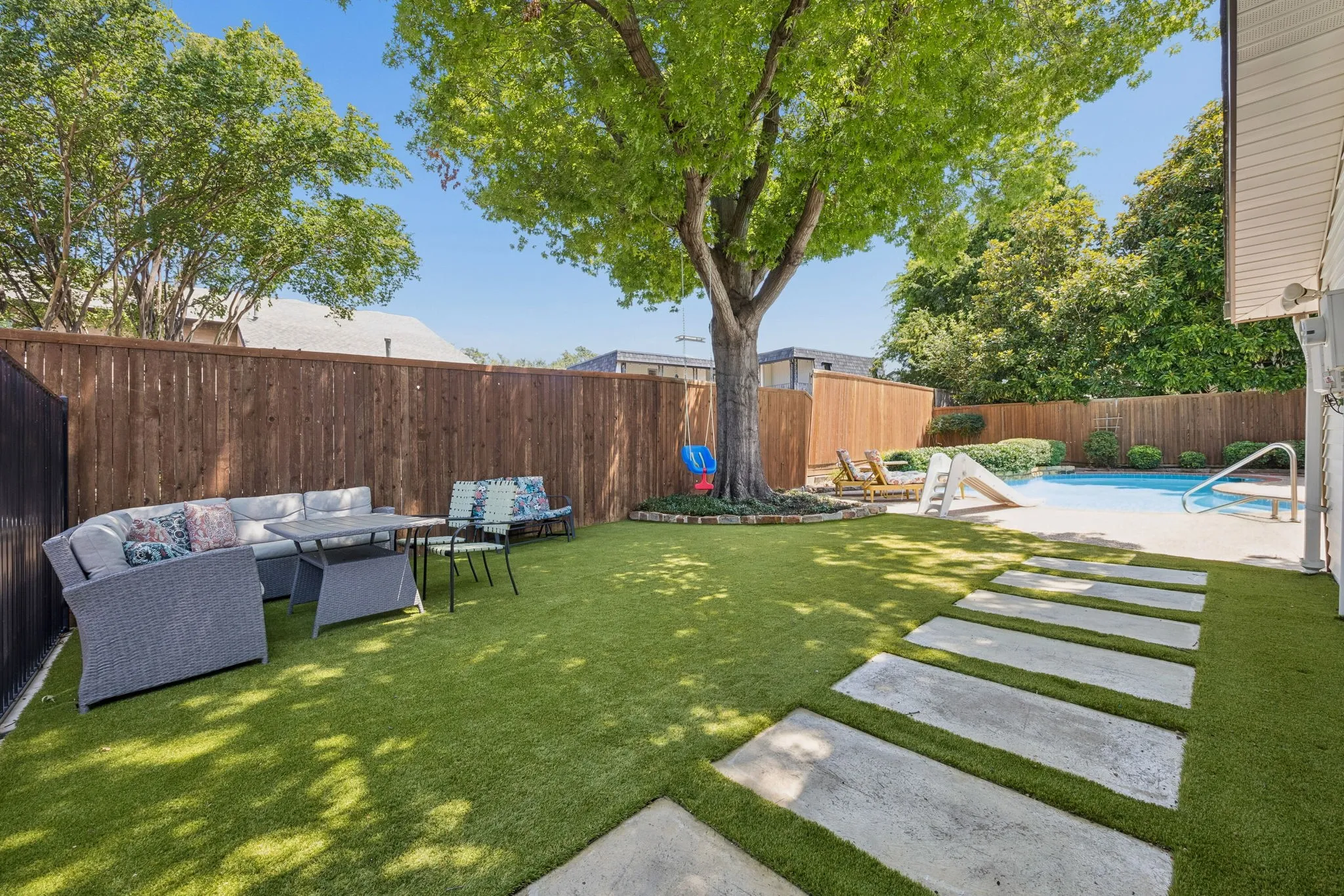 Single Family Residence For Sale in Dallas County , 2813 Raintree Drive, Carrollton, Texas 75006, 3 Bedroom, 3 Bathroom, 2 Garage spaces, 2,922 Sqft, built in 1973, mls#21341957, Real Estate Agent in Carrollton, Homes For Sale in Dallas county, Homes For Sale in Carrollton, Realtor in Carrollton Texas, Real Estate Brokerage Independent Realty Texas, Luminita Cordes Realtor