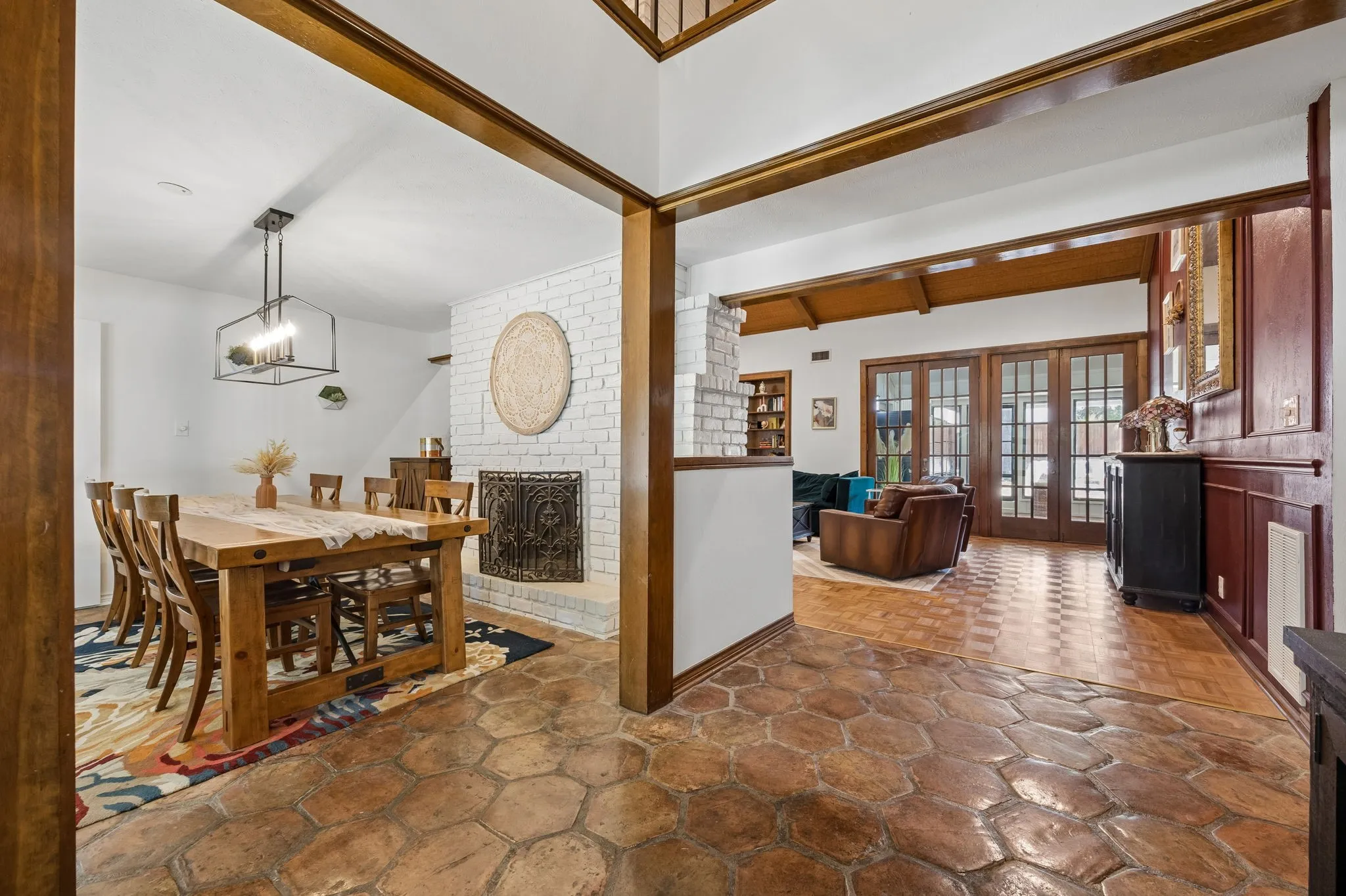 Single Family Residence For Sale in Dallas County , 2813 Raintree Drive, Carrollton, Texas 75006, 3 Bedroom, 3 Bathroom, 2 Garage spaces, 2,922 Sqft, built in 1973, mls#21341957, Real Estate Agent in Carrollton, Homes For Sale in Dallas county, Homes For Sale in Carrollton, Realtor in Carrollton Texas, Real Estate Brokerage Independent Realty Texas, Luminita Cordes Realtor