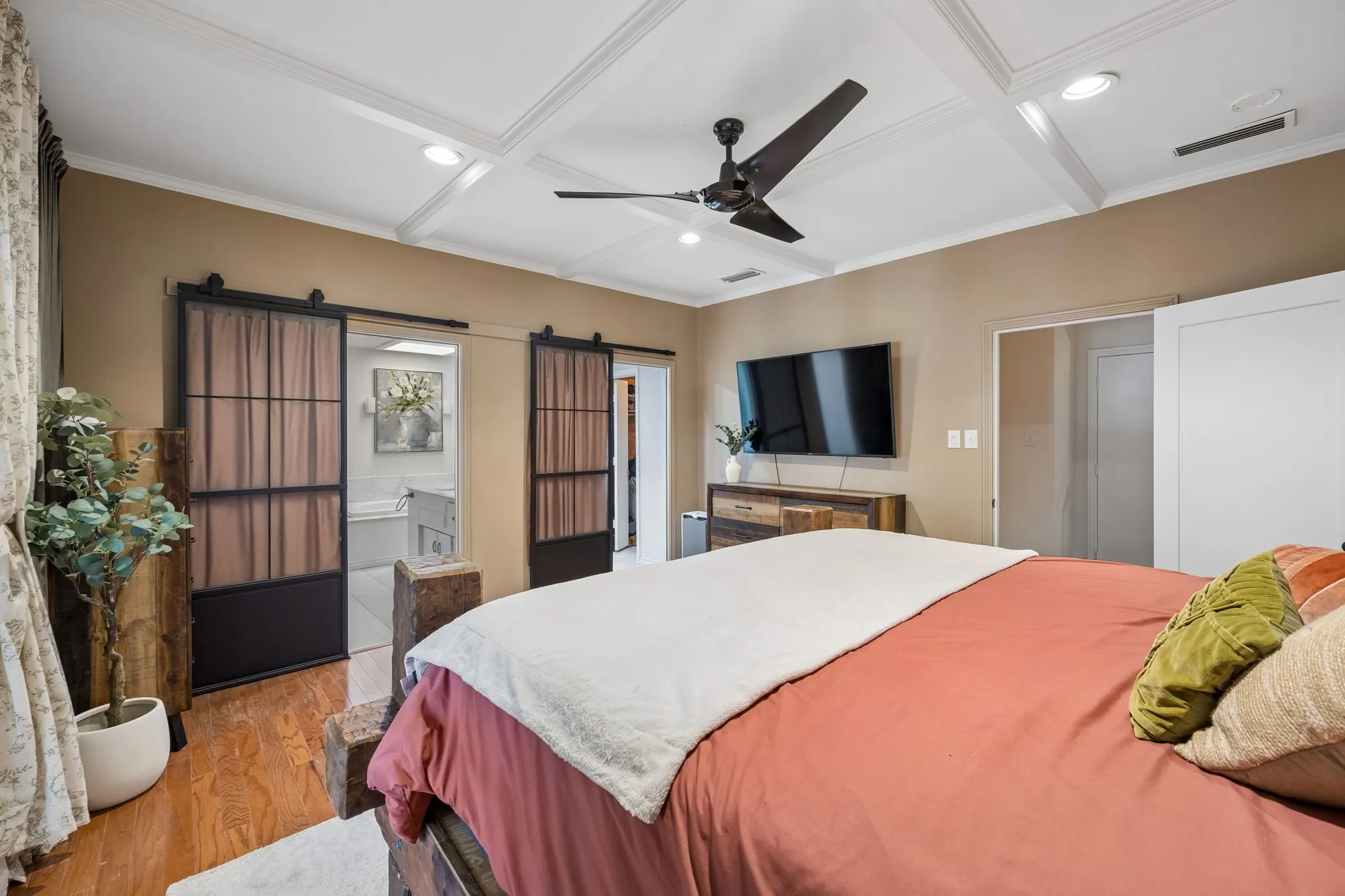 Single Family Residence For Sale in Dallas County , 2813 Raintree Drive, Carrollton, Texas 75006, 3 Bedroom, 3 Bathroom, 2 Garage spaces, 2,922 Sqft, built in 1973, mls#21341957, Real Estate Agent in Carrollton, Homes For Sale in Dallas county, Homes For Sale in Carrollton, Realtor in Carrollton Texas, Real Estate Brokerage Independent Realty Texas, Luminita Cordes Realtor