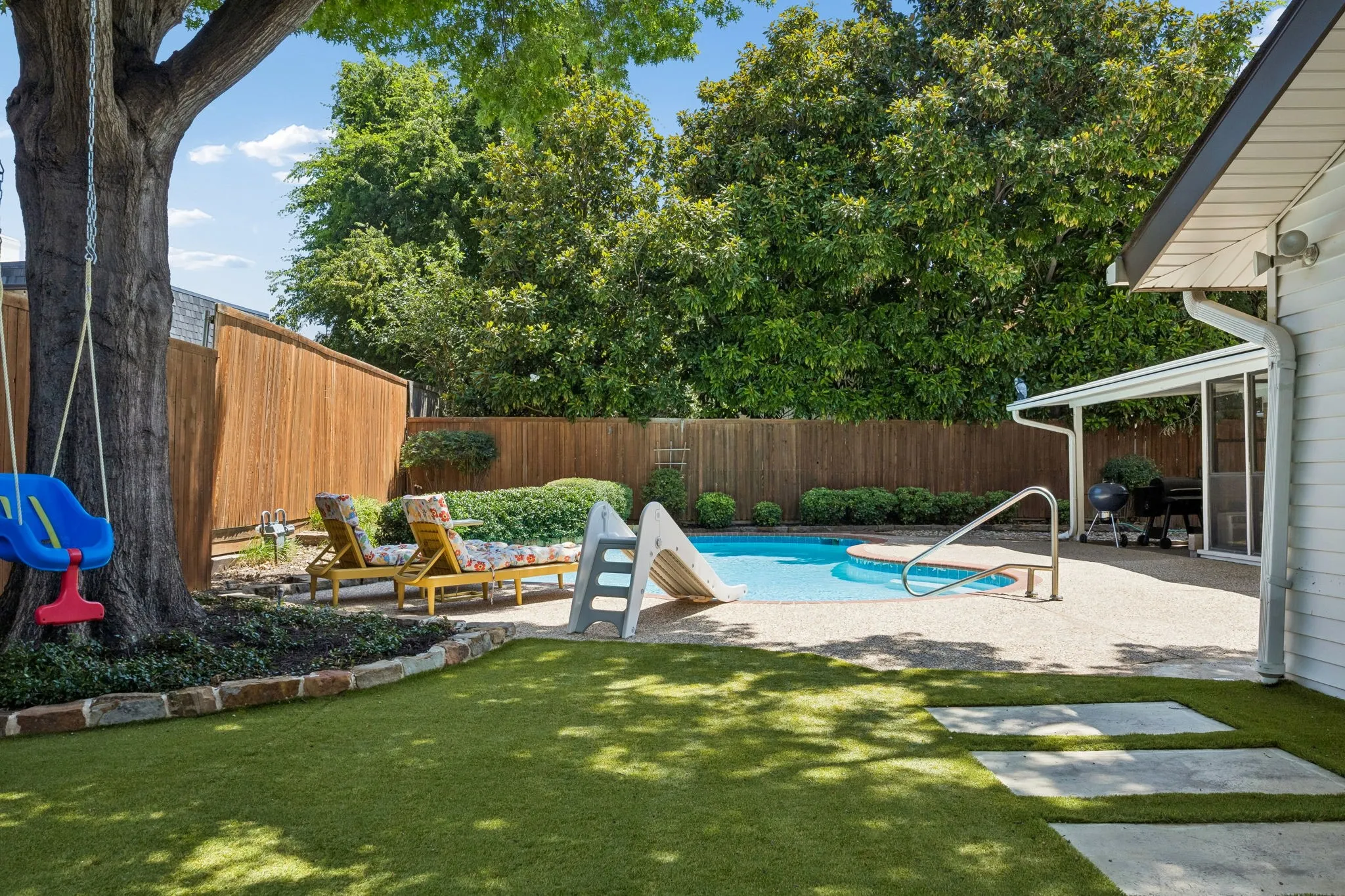 Single Family Residence For Sale in Dallas County , 2813 Raintree Drive, Carrollton, Texas 75006, 3 Bedroom, 3 Bathroom, 2 Garage spaces, 2,922 Sqft, built in 1973, mls#21341957, Real Estate Agent in Carrollton, Homes For Sale in Dallas county, Homes For Sale in Carrollton, Realtor in Carrollton Texas, Real Estate Brokerage Independent Realty Texas, Luminita Cordes Realtor
