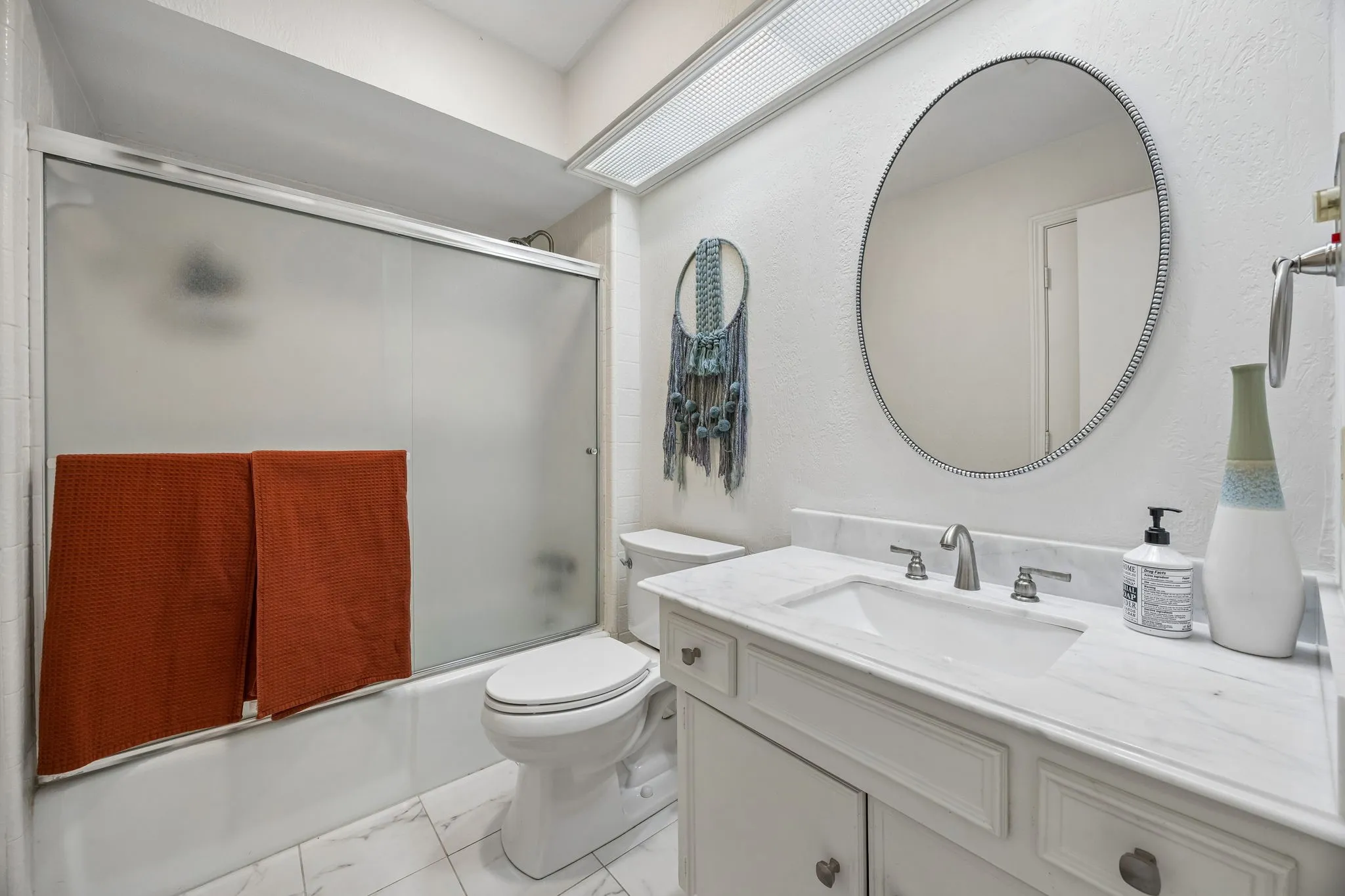 Single Family Residence For Sale in Dallas County , 2813 Raintree Drive, Carrollton, Texas 75006, 3 Bedroom, 3 Bathroom, 2 Garage spaces, 2,922 Sqft, built in 1973, mls#21341957, Real Estate Agent in Carrollton, Homes For Sale in Dallas county, Homes For Sale in Carrollton, Realtor in Carrollton Texas, Real Estate Brokerage Independent Realty Texas, Luminita Cordes Realtor