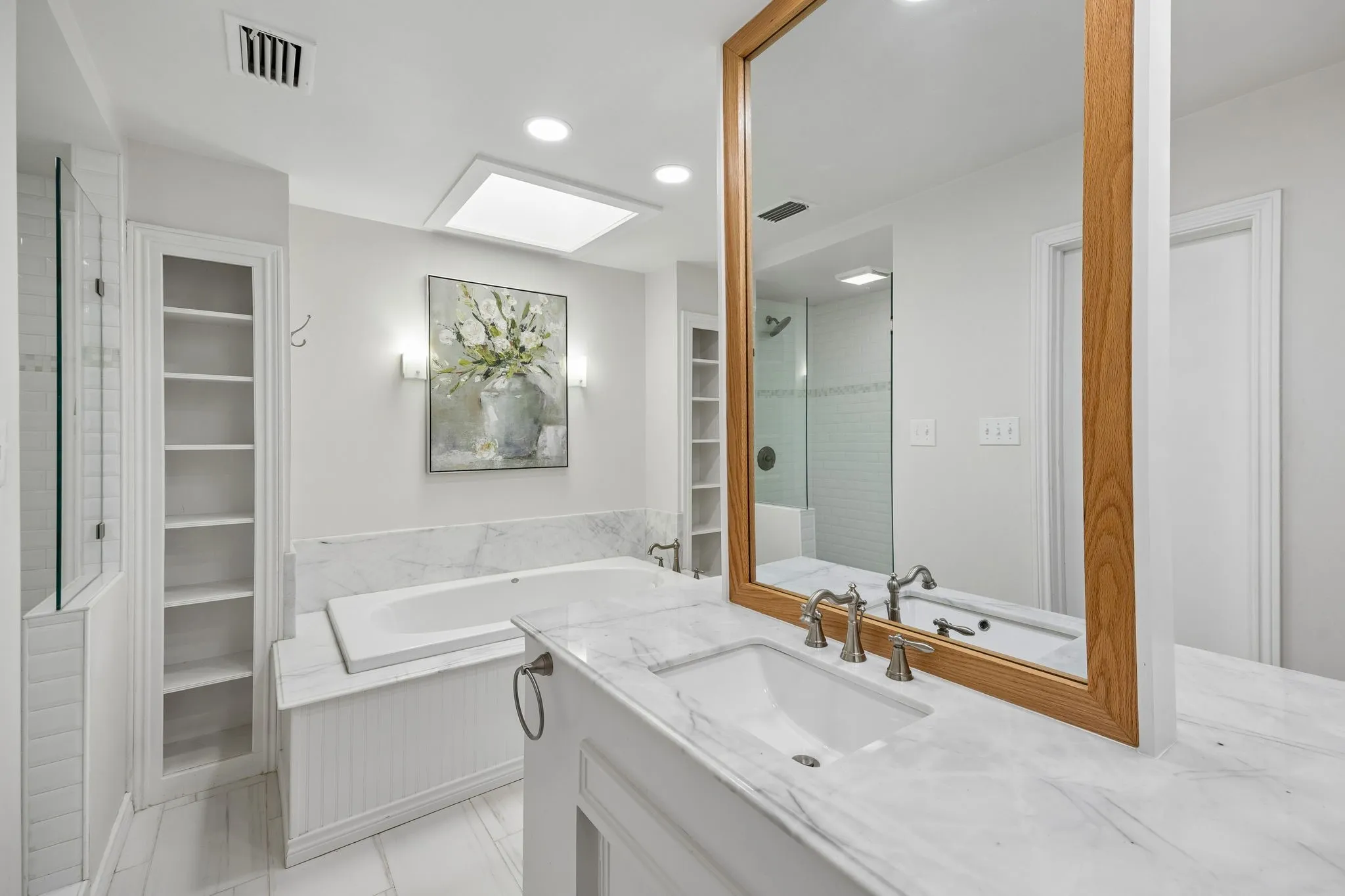Single Family Residence For Sale in Dallas County , 2813 Raintree Drive, Carrollton, Texas 75006, 3 Bedroom, 3 Bathroom, 2 Garage spaces, 2,922 Sqft, built in 1973, mls#21341957, Real Estate Agent in Carrollton, Homes For Sale in Dallas county, Homes For Sale in Carrollton, Realtor in Carrollton Texas, Real Estate Brokerage Independent Realty Texas, Luminita Cordes Realtor