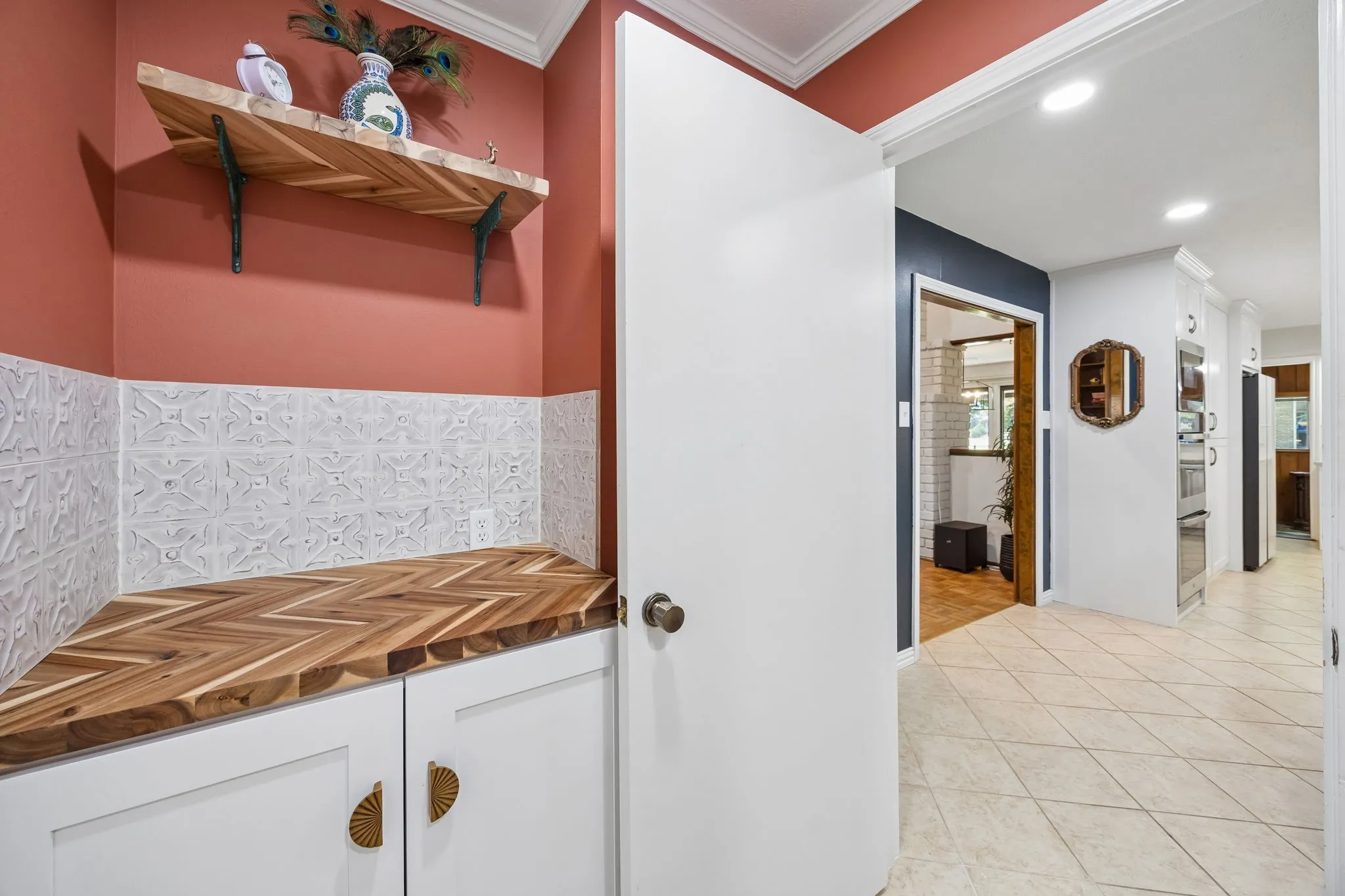 Single Family Residence For Sale in Dallas County , 2813 Raintree Drive, Carrollton, Texas 75006, 3 Bedroom, 3 Bathroom, 2 Garage spaces, 2,922 Sqft, built in 1973, mls#21341957, Real Estate Agent in Carrollton, Homes For Sale in Dallas county, Homes For Sale in Carrollton, Realtor in Carrollton Texas, Real Estate Brokerage Independent Realty Texas, Luminita Cordes Realtor