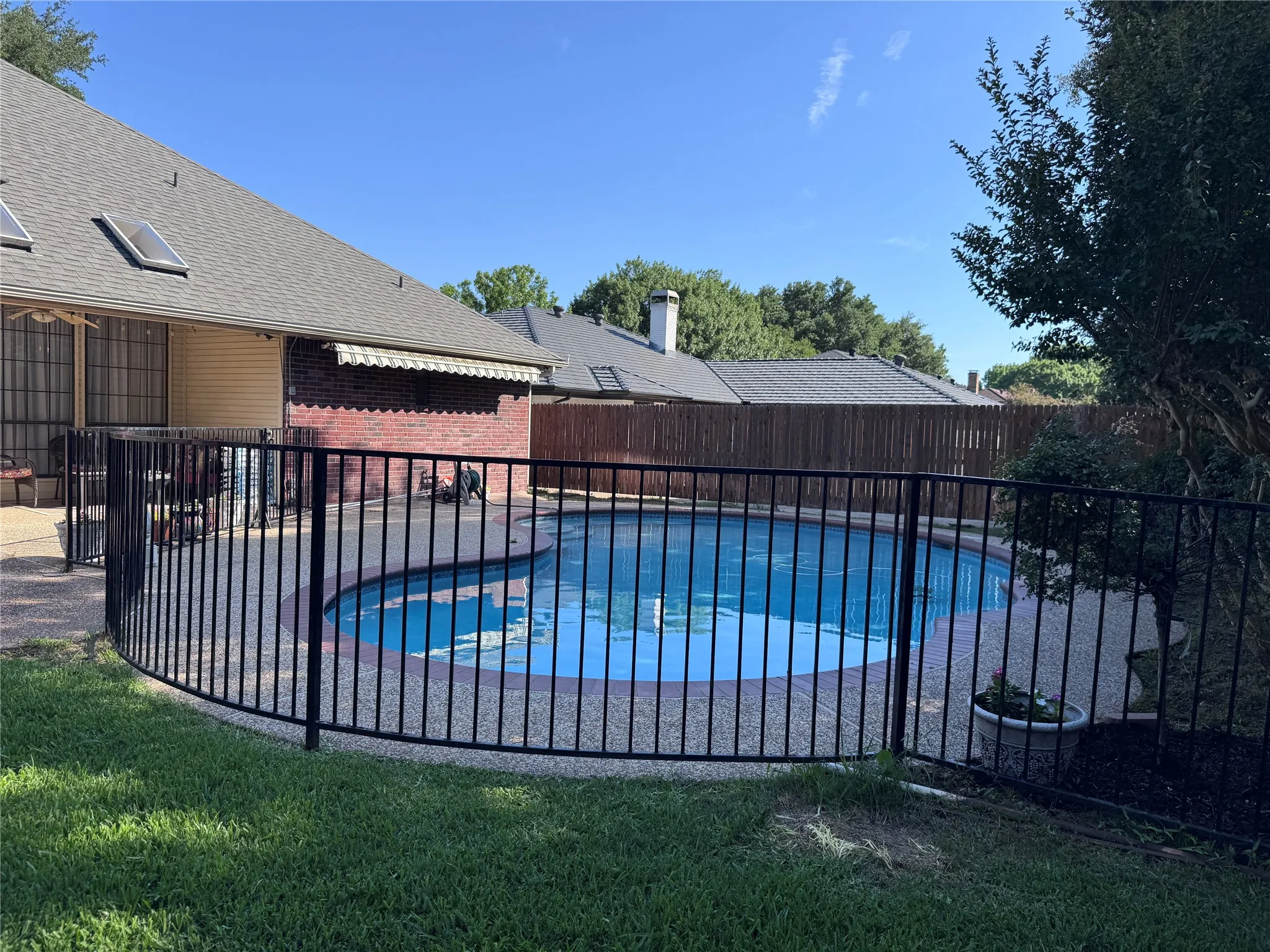 Single Family Residence For Sale in Tarrant County , 2105 Sleepy Hollow Drive, Arlington, Texas 76006, 5 Bedroom, 3 Bathroom, 3 Garage spaces, 3,048 Sqft, built in 1987, mls#21308820, Real Estate Agent in Arlington, Homes For Sale in Tarrant county, Homes For Sale in Arlington, Realtor in Arlington Texas, Real Estate Brokerage Independent Realty Texas, Luminita Cordes Realtor