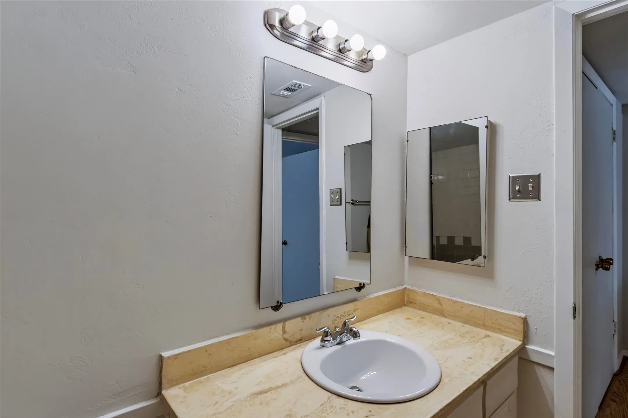 Condominium For Sale in Dallas County , 3045 Park Lane 1071, Dallas, Texas 75220, 2 Bedroom, 2 Bathroom, Garage spaces, 969 Sqft, built in 1969, mls#21340145, Real Estate Agent in Dallas, Homes For Sale in Dallas county, Homes For Sale in Dallas, Realtor in Dallas Texas, Real Estate Brokerage Independent Realty Texas, Luminita Cordes Realtor