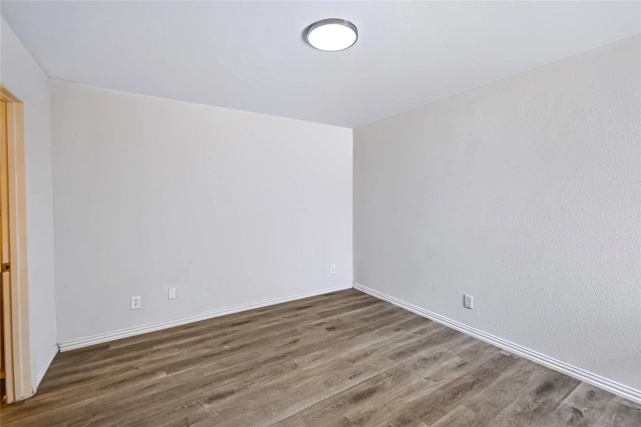 Condominium For Sale in Dallas County , 3045 Park Lane 1071, Dallas, Texas 75220, 2 Bedroom, 2 Bathroom, Garage spaces, 969 Sqft, built in 1969, mls#21340145, Real Estate Agent in Dallas, Homes For Sale in Dallas county, Homes For Sale in Dallas, Realtor in Dallas Texas, Real Estate Brokerage Independent Realty Texas, Luminita Cordes Realtor