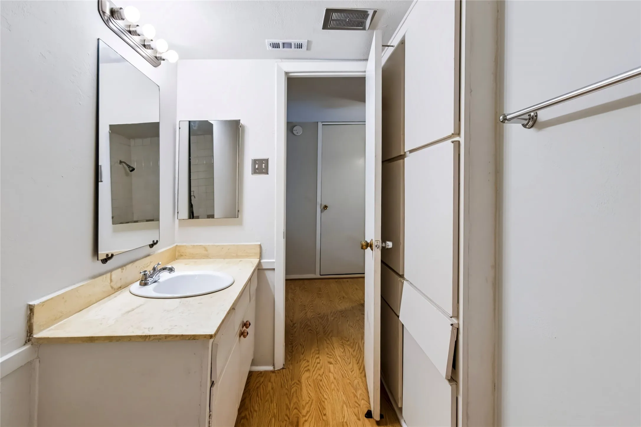 Condominium For Sale in Dallas County , 3045 Park Lane 1071, Dallas, Texas 75220, 2 Bedroom, 2 Bathroom, Garage spaces, 969 Sqft, built in 1969, mls#21340145, Real Estate Agent in Dallas, Homes For Sale in Dallas county, Homes For Sale in Dallas, Realtor in Dallas Texas, Real Estate Brokerage Independent Realty Texas, Luminita Cordes Realtor