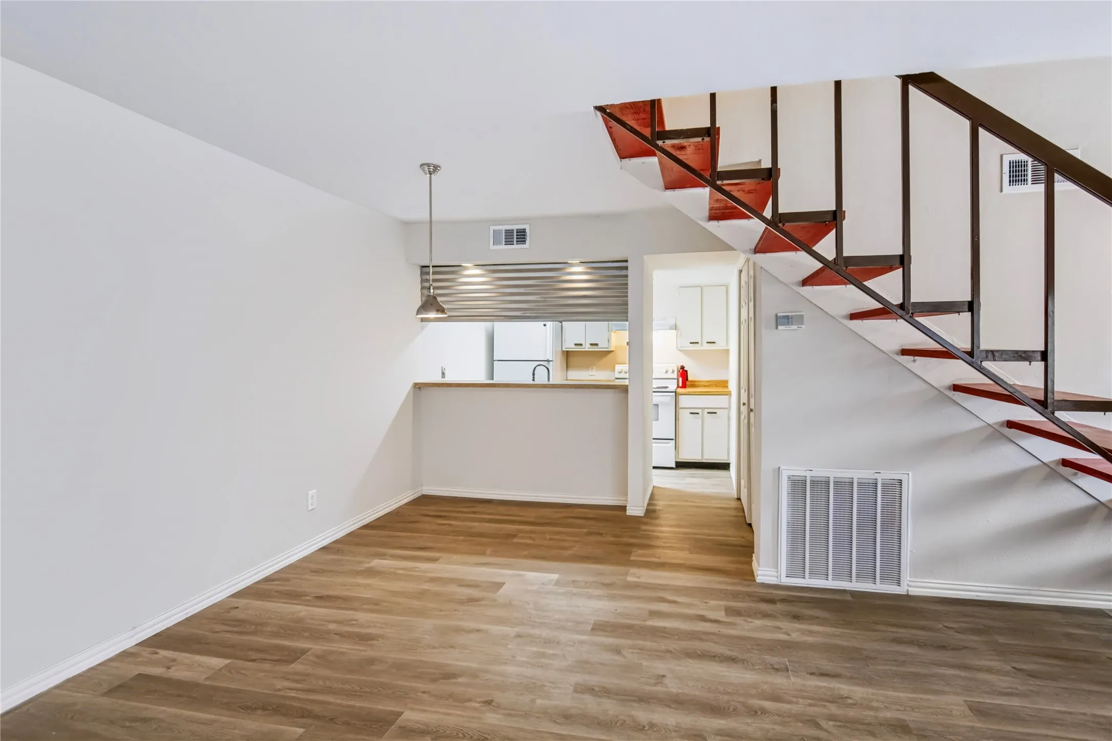 Condominium For Sale in Dallas County , 3045 Park Lane 1071, Dallas, Texas 75220, 2 Bedroom, 2 Bathroom, Garage spaces, 969 Sqft, built in 1969, mls#21340145, Real Estate Agent in Dallas, Homes For Sale in Dallas county, Homes For Sale in Dallas, Realtor in Dallas Texas, Real Estate Brokerage Independent Realty Texas, Luminita Cordes Realtor