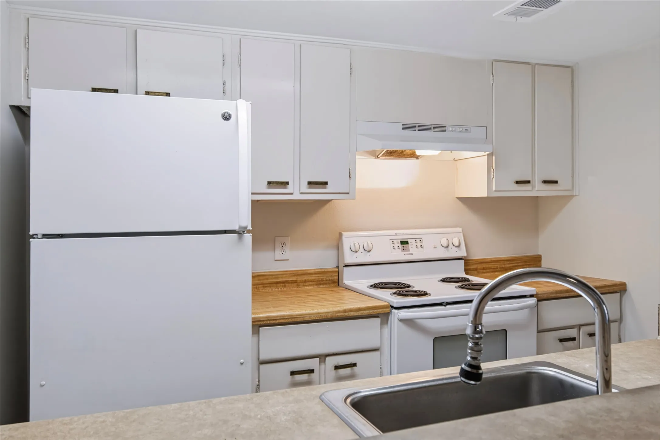 Condominium For Sale in Dallas County , 3045 Park Lane 1071, Dallas, Texas 75220, 2 Bedroom, 2 Bathroom, Garage spaces, 969 Sqft, built in 1969, mls#21340145, Real Estate Agent in Dallas, Homes For Sale in Dallas county, Homes For Sale in Dallas, Realtor in Dallas Texas, Real Estate Brokerage Independent Realty Texas, Luminita Cordes Realtor