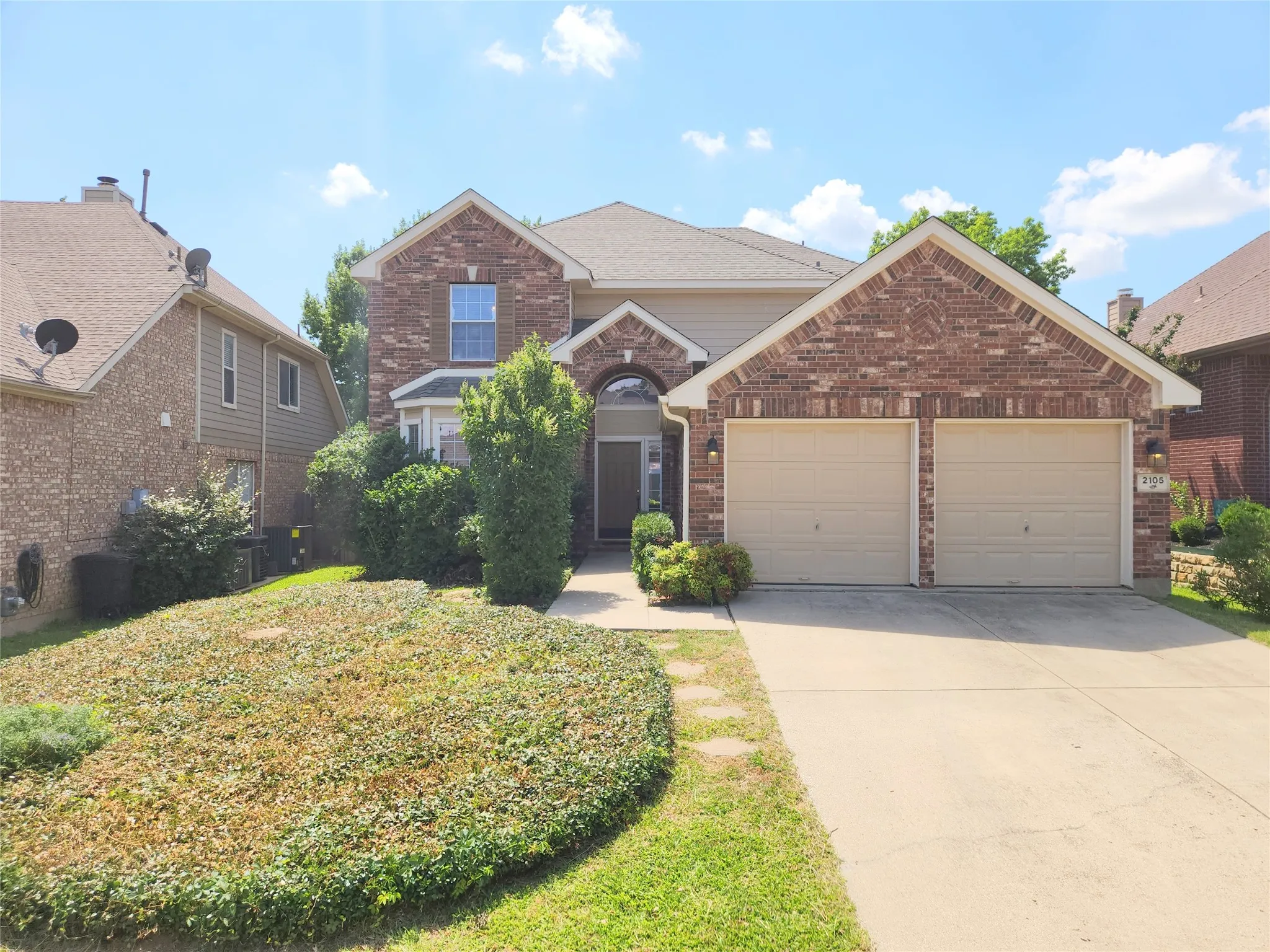 Single Family Residence For Sale in Denton County , 2105 Clubside Drive, Corinth, Texas 76210, 4 Bedroom, 4 Bathroom, 2 Garage spaces, 2,168 Sqft, built in 2002, mls#21342158, Real Estate Agent in Corinth, Homes For Sale in Denton county, Homes For Sale in Corinth, Realtor in Corinth Texas, Real Estate Brokerage Independent Realty Texas, Luminita Cordes Realtor