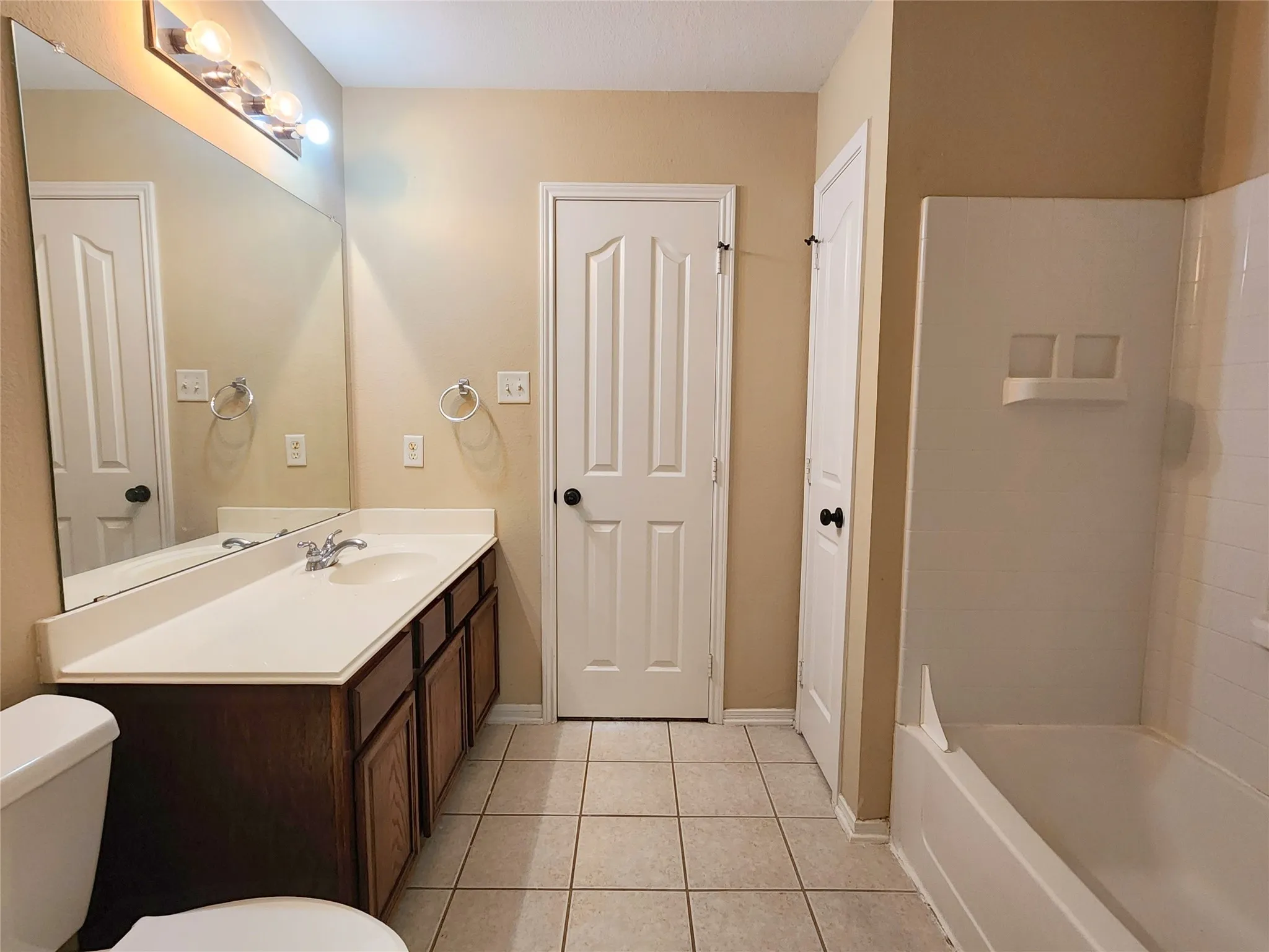 2nd floor: 2nd Master Bathroom