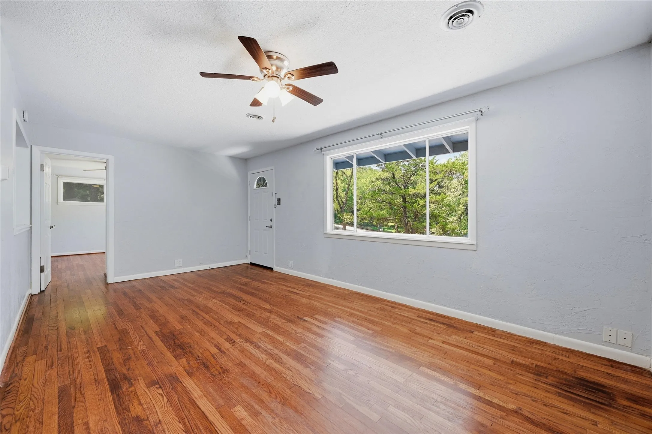 Single Family Residence For Rent in Grayson County , 101 Lakewood Lane, Pottsboro, Texas 75076, 2 Bedroom, 2 Bathroom, Garage spaces, 1,230 Sqft, built in 1958, mls#21338658, Real Estate Agent in Pottsboro, Homes For Rent in Grayson county, Homes For Rent in Pottsboro, Realtor in Pottsboro Texas, Real Estate Brokerage Independent Realty Texas, Luminita Cordes Realtor