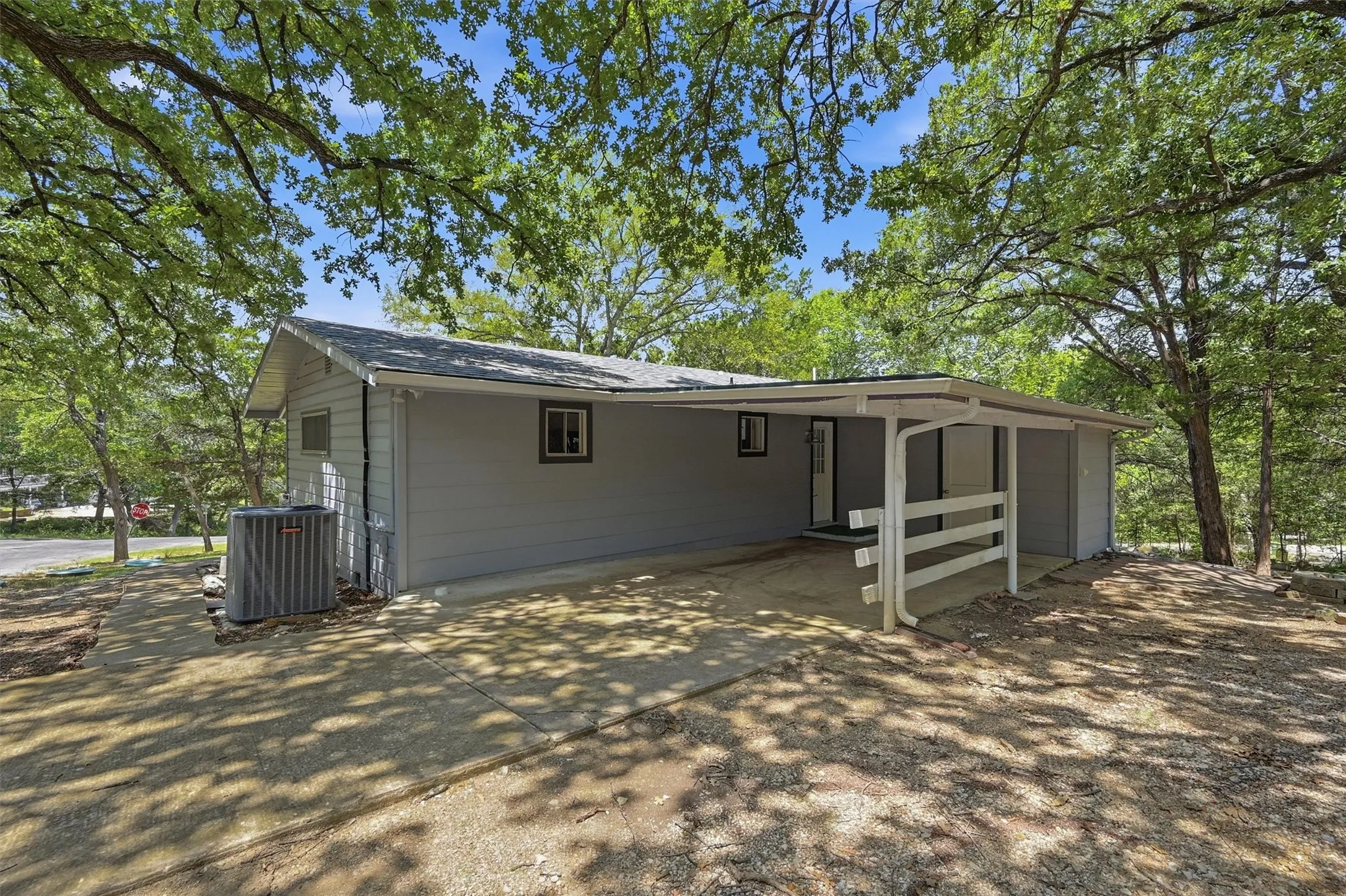 Single Family Residence For Rent in Grayson County , 101 Lakewood Lane, Pottsboro, Texas 75076, 2 Bedroom, 2 Bathroom, Garage spaces, 1,230 Sqft, built in 1958, mls#21338658, Real Estate Agent in Pottsboro, Homes For Rent in Grayson county, Homes For Rent in Pottsboro, Realtor in Pottsboro Texas, Real Estate Brokerage Independent Realty Texas, Luminita Cordes Realtor