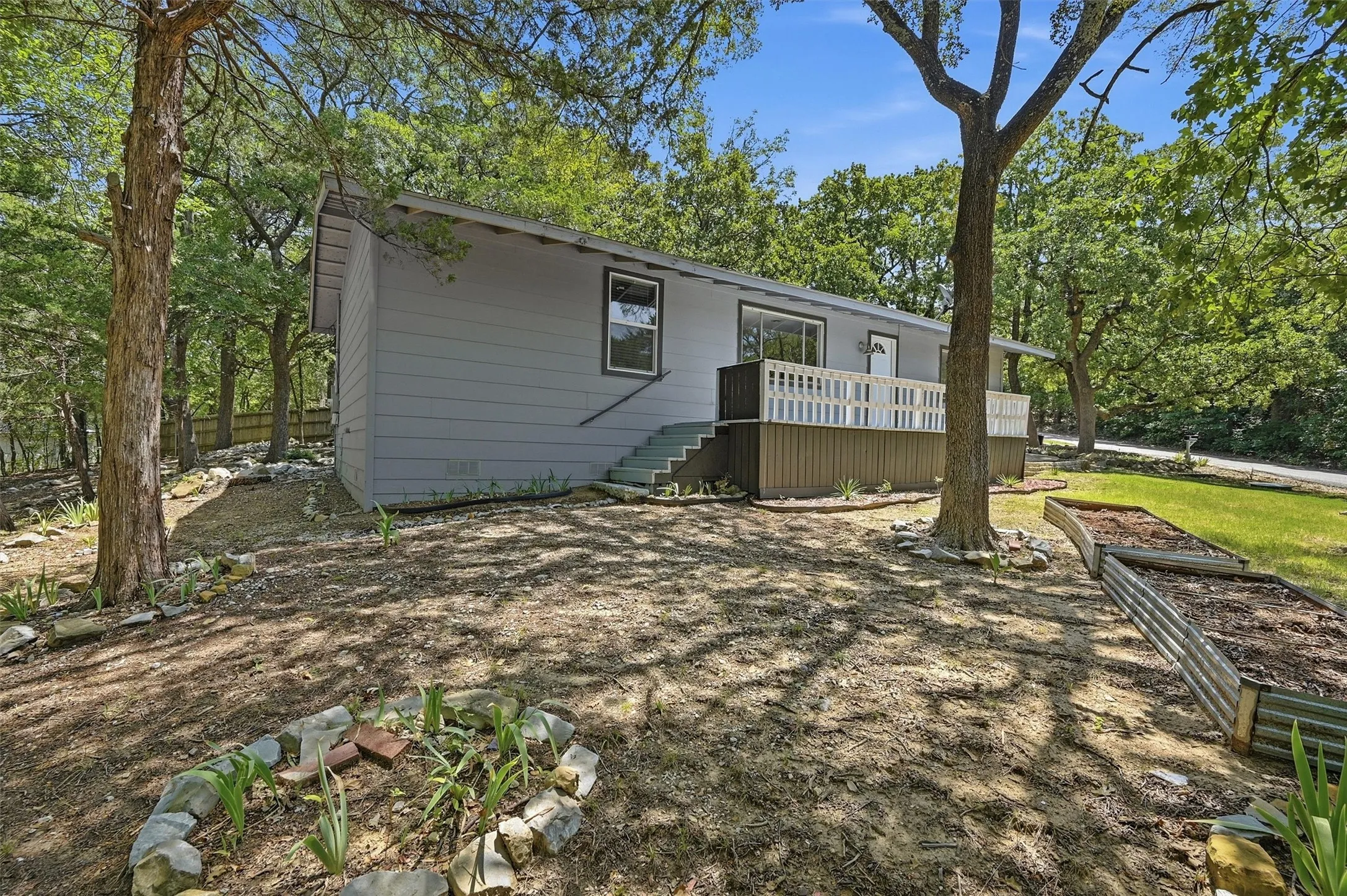Single Family Residence For Rent in Grayson County , 101 Lakewood Lane, Pottsboro, Texas 75076, 2 Bedroom, 2 Bathroom, Garage spaces, 1,230 Sqft, built in 1958, mls#21338658, Real Estate Agent in Pottsboro, Homes For Rent in Grayson county, Homes For Rent in Pottsboro, Realtor in Pottsboro Texas, Real Estate Brokerage Independent Realty Texas, Luminita Cordes Realtor