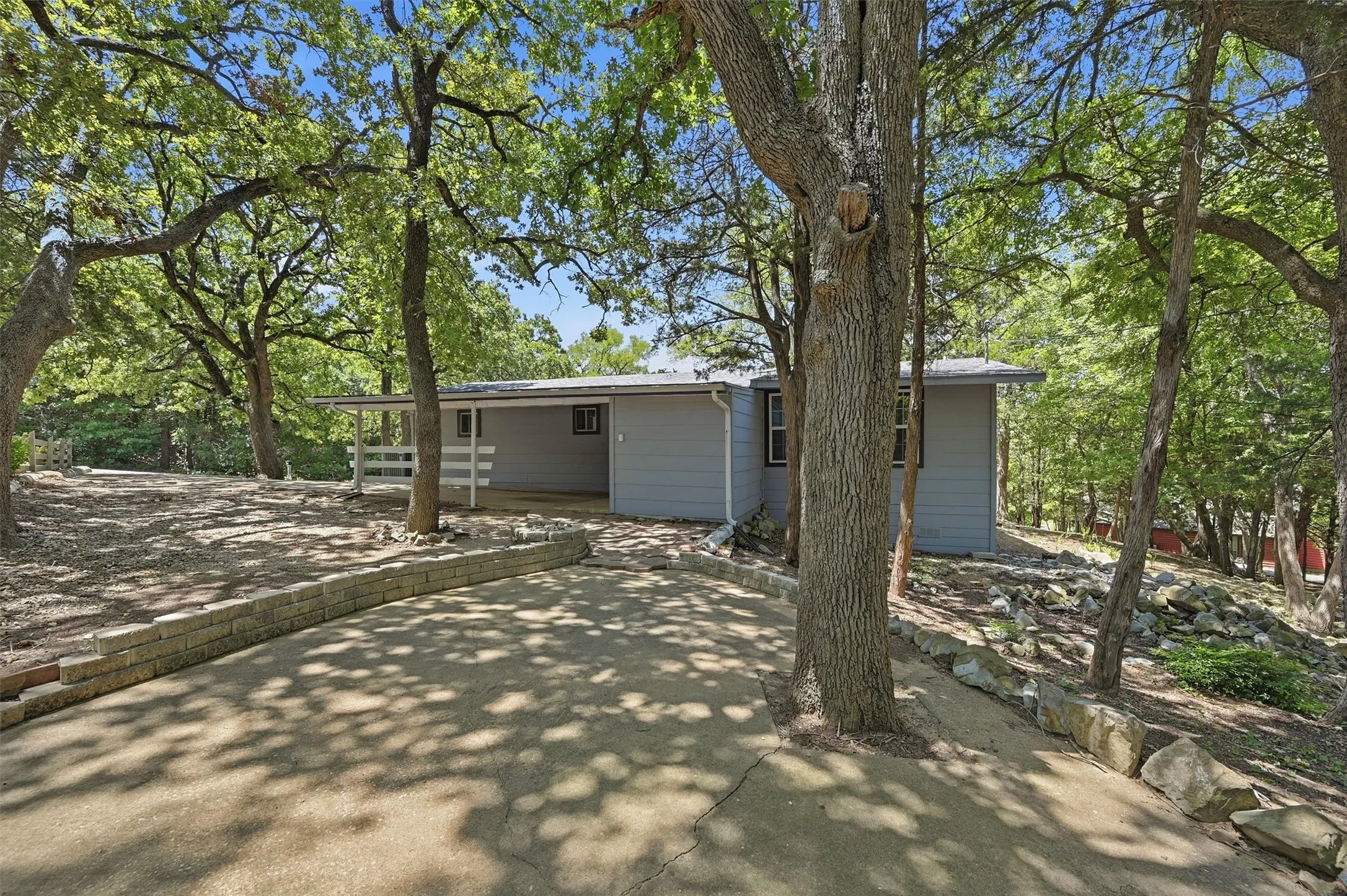 Single Family Residence For Rent in Grayson County , 101 Lakewood Lane, Pottsboro, Texas 75076, 2 Bedroom, 2 Bathroom, Garage spaces, 1,230 Sqft, built in 1958, mls#21338658, Real Estate Agent in Pottsboro, Homes For Rent in Grayson county, Homes For Rent in Pottsboro, Realtor in Pottsboro Texas, Real Estate Brokerage Independent Realty Texas, Luminita Cordes Realtor