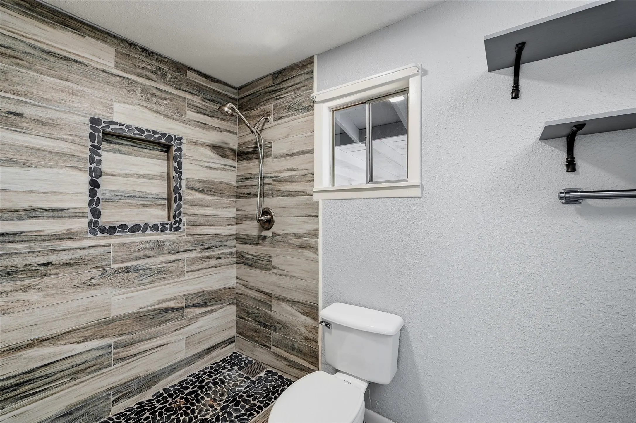 Single Family Residence For Rent in Grayson County , 101 Lakewood Lane, Pottsboro, Texas 75076, 2 Bedroom, 2 Bathroom, Garage spaces, 1,230 Sqft, built in 1958, mls#21338658, Real Estate Agent in Pottsboro, Homes For Rent in Grayson county, Homes For Rent in Pottsboro, Realtor in Pottsboro Texas, Real Estate Brokerage Independent Realty Texas, Luminita Cordes Realtor