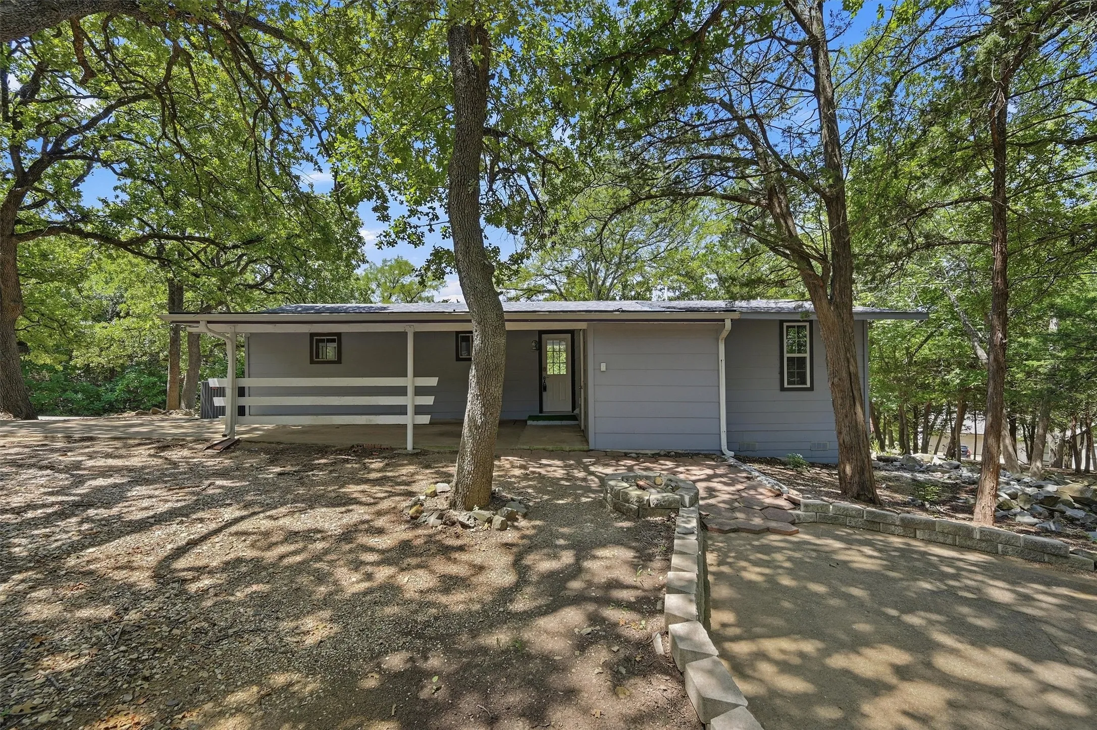 Single Family Residence For Rent in Grayson County , 101 Lakewood Lane, Pottsboro, Texas 75076, 2 Bedroom, 2 Bathroom, Garage spaces, 1,230 Sqft, built in 1958, mls#21338658, Real Estate Agent in Pottsboro, Homes For Rent in Grayson county, Homes For Rent in Pottsboro, Realtor in Pottsboro Texas, Real Estate Brokerage Independent Realty Texas, Luminita Cordes Realtor