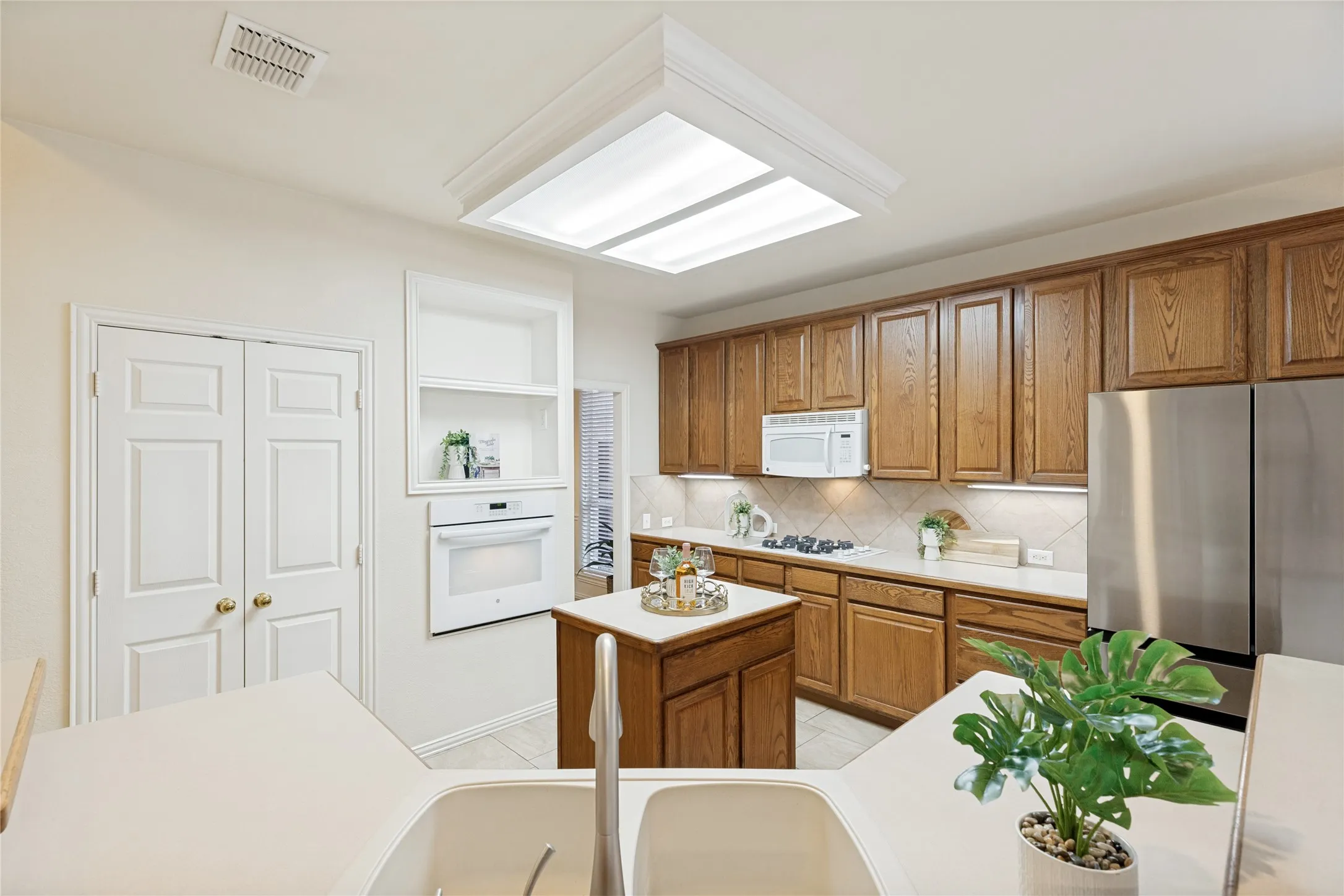 Single Family Residence For Sale in Denton County , 1706 Tealwood Lane, Corinth, Texas 76210, 4 Bedroom, 4 Bathroom, 2 Garage spaces, 2,743 Sqft, built in 1999, mls#21341997, Real Estate Agent in Corinth, Homes For Sale in Denton county, Homes For Sale in Corinth, Realtor in Corinth Texas, Real Estate Brokerage Independent Realty Texas, Luminita Cordes Realtor