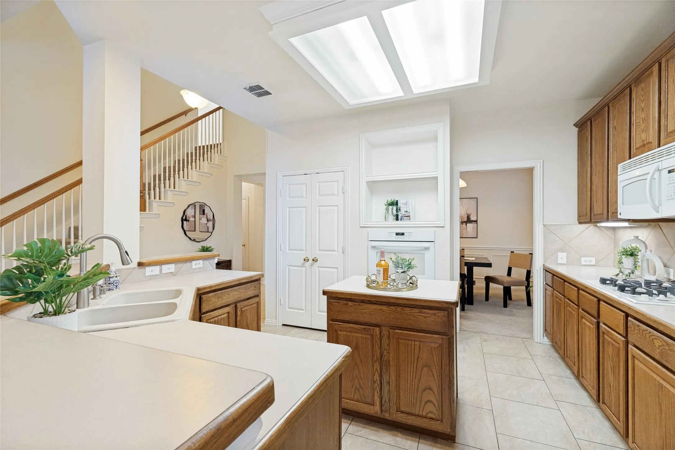 Single Family Residence For Sale in Denton County , 1706 Tealwood Lane, Corinth, Texas 76210, 4 Bedroom, 4 Bathroom, 2 Garage spaces, 2,743 Sqft, built in 1999, mls#21341997, Real Estate Agent in Corinth, Homes For Sale in Denton county, Homes For Sale in Corinth, Realtor in Corinth Texas, Real Estate Brokerage Independent Realty Texas, Luminita Cordes Realtor