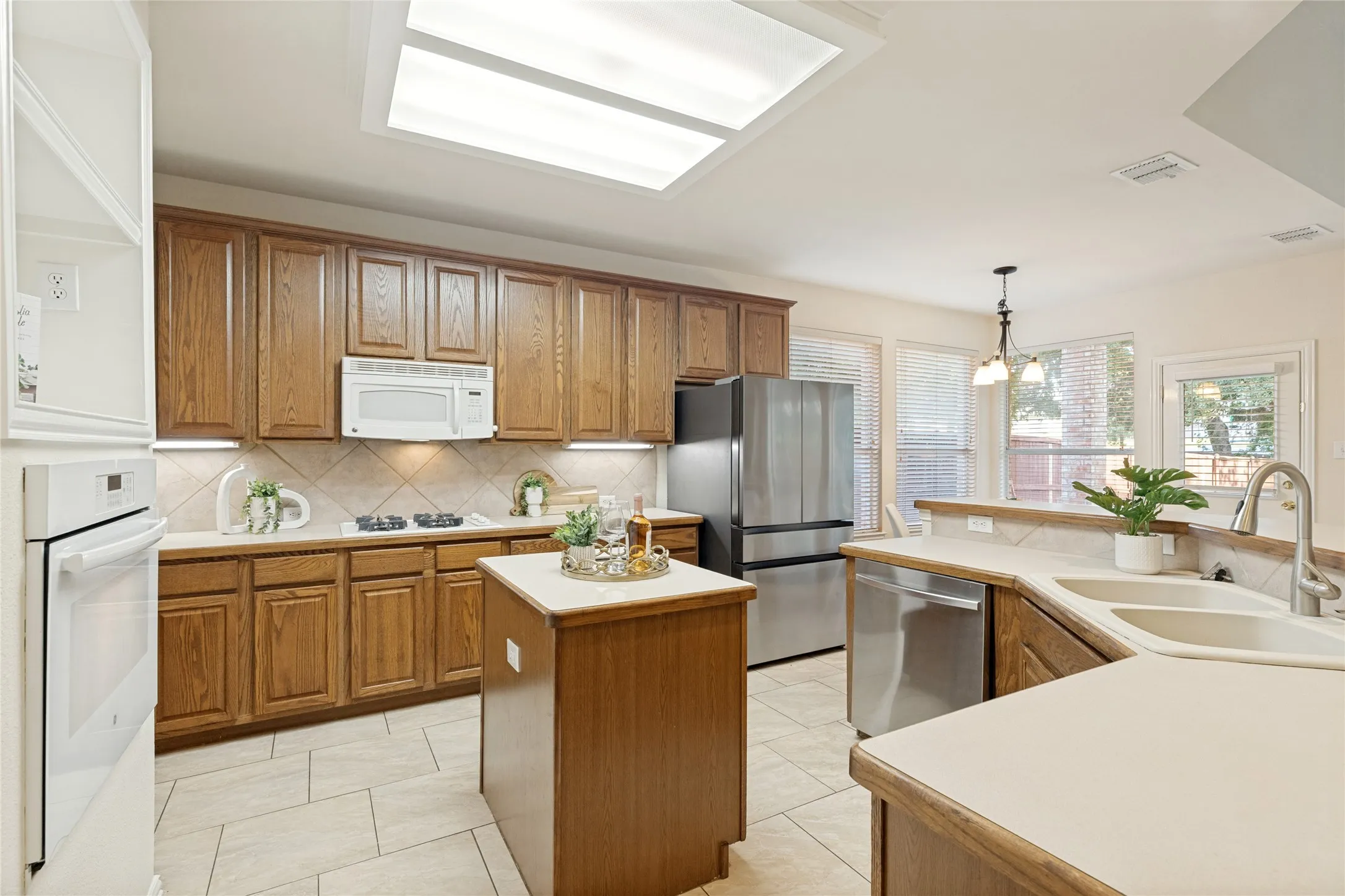 Single Family Residence For Sale in Denton County , 1706 Tealwood Lane, Corinth, Texas 76210, 4 Bedroom, 4 Bathroom, 2 Garage spaces, 2,743 Sqft, built in 1999, mls#21341997, Real Estate Agent in Corinth, Homes For Sale in Denton county, Homes For Sale in Corinth, Realtor in Corinth Texas, Real Estate Brokerage Independent Realty Texas, Luminita Cordes Realtor