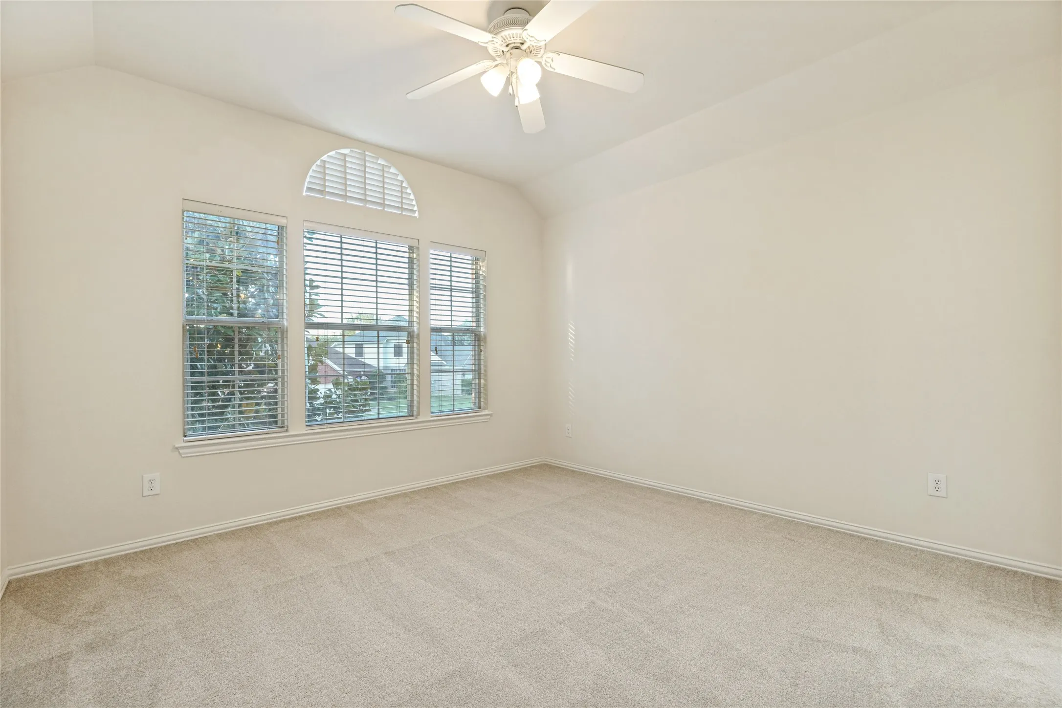 Single Family Residence For Sale in Denton County , 1706 Tealwood Lane, Corinth, Texas 76210, 4 Bedroom, 4 Bathroom, 2 Garage spaces, 2,743 Sqft, built in 1999, mls#21341997, Real Estate Agent in Corinth, Homes For Sale in Denton county, Homes For Sale in Corinth, Realtor in Corinth Texas, Real Estate Brokerage Independent Realty Texas, Luminita Cordes Realtor