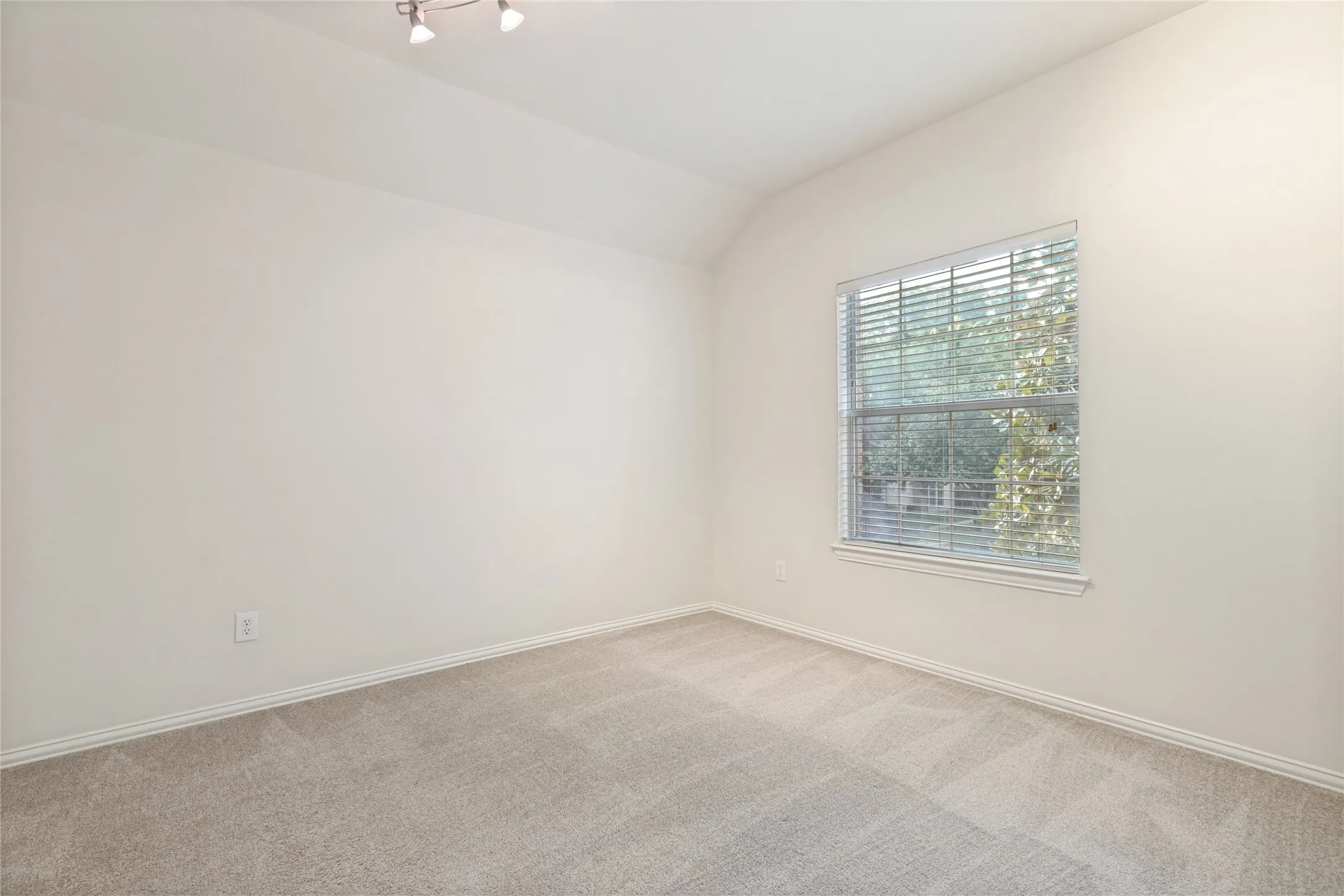 Single Family Residence For Sale in Denton County , 1706 Tealwood Lane, Corinth, Texas 76210, 4 Bedroom, 4 Bathroom, 2 Garage spaces, 2,743 Sqft, built in 1999, mls#21341997, Real Estate Agent in Corinth, Homes For Sale in Denton county, Homes For Sale in Corinth, Realtor in Corinth Texas, Real Estate Brokerage Independent Realty Texas, Luminita Cordes Realtor