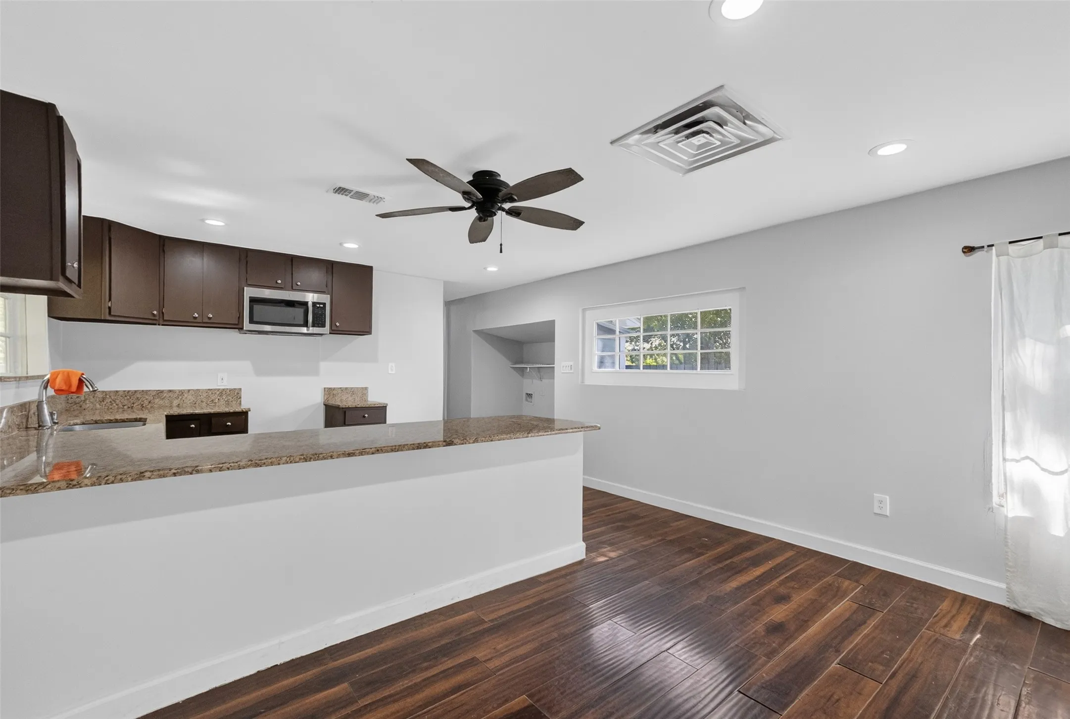 Single Family Residence For Sale in Tarrant County , 3108 Bideker Avenue, Fort Worth, Texas 76105, 4 Bedroom, 2 Bathroom, 1 Garage spaces, 1,320 Sqft, built in 1935, mls#21342180, Real Estate Agent in Fort Worth, Homes For Sale in Tarrant county, Homes For Sale in Fort Worth, Realtor in Fort Worth Texas, Real Estate Brokerage Independent Realty Texas, Luminita Cordes Realtor