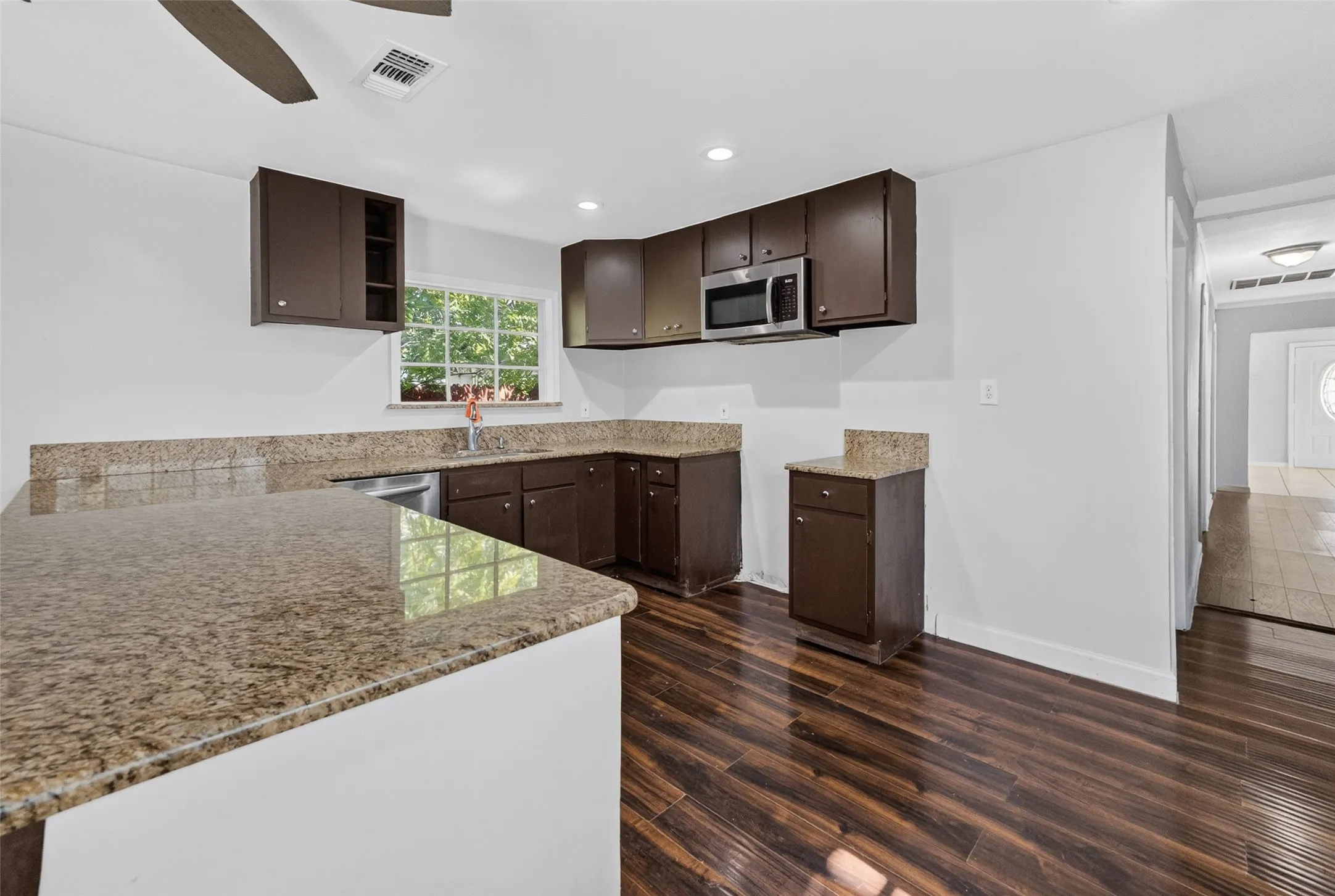 Single Family Residence For Sale in Tarrant County , 3108 Bideker Avenue, Fort Worth, Texas 76105, 4 Bedroom, 2 Bathroom, 1 Garage spaces, 1,320 Sqft, built in 1935, mls#21342180, Real Estate Agent in Fort Worth, Homes For Sale in Tarrant county, Homes For Sale in Fort Worth, Realtor in Fort Worth Texas, Real Estate Brokerage Independent Realty Texas, Luminita Cordes Realtor
