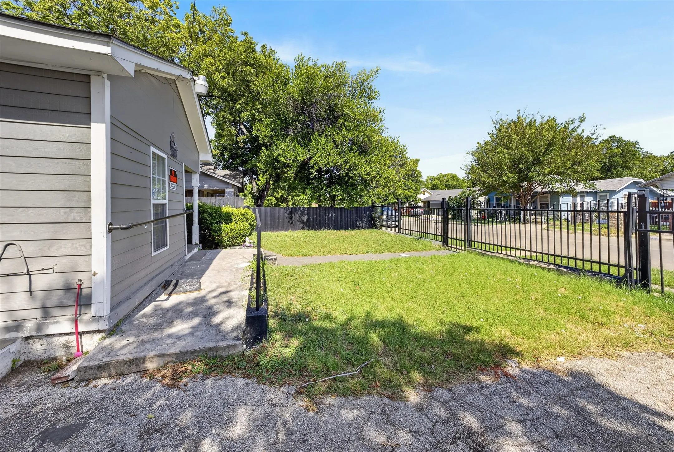 Single Family Residence For Sale in Tarrant County , 3108 Bideker Avenue, Fort Worth, Texas 76105, 4 Bedroom, 2 Bathroom, 1 Garage spaces, 1,320 Sqft, built in 1935, mls#21342180, Real Estate Agent in Fort Worth, Homes For Sale in Tarrant county, Homes For Sale in Fort Worth, Realtor in Fort Worth Texas, Real Estate Brokerage Independent Realty Texas, Luminita Cordes Realtor