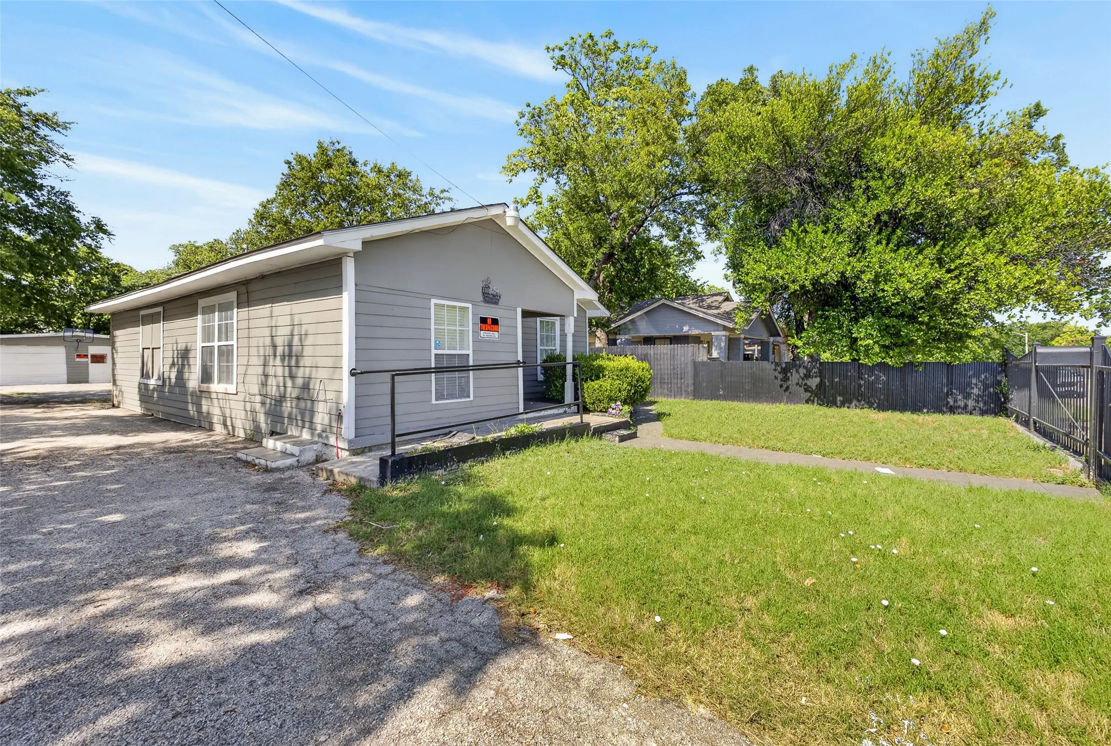 Single Family Residence For Sale in Tarrant County , 3108 Bideker Avenue, Fort Worth, Texas 76105, 4 Bedroom, 2 Bathroom, 1 Garage spaces, 1,320 Sqft, built in 1935, mls#21342180, Real Estate Agent in Fort Worth, Homes For Sale in Tarrant county, Homes For Sale in Fort Worth, Realtor in Fort Worth Texas, Real Estate Brokerage Independent Realty Texas, Luminita Cordes Realtor