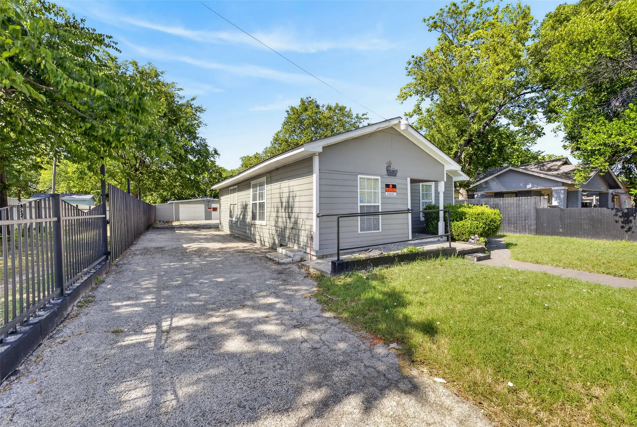 Single Family Residence For Sale in Tarrant County , 3108 Bideker Avenue, Fort Worth, Texas 76105, 4 Bedroom, 2 Bathroom, 1 Garage spaces, 1,320 Sqft, built in 1935, mls#21342180, Real Estate Agent in Fort Worth, Homes For Sale in Tarrant county, Homes For Sale in Fort Worth, Realtor in Fort Worth Texas, Real Estate Brokerage Independent Realty Texas, Luminita Cordes Realtor