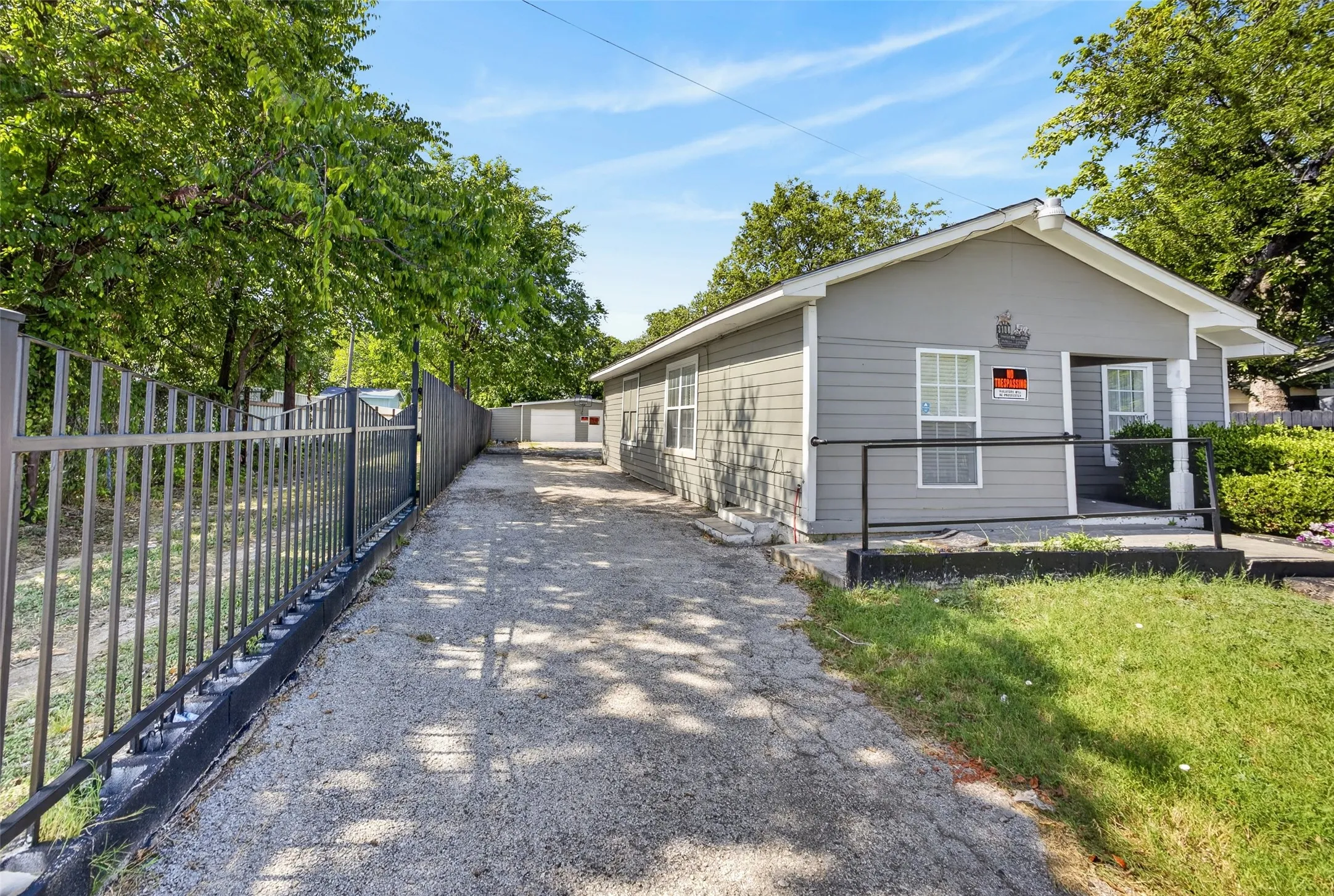 Single Family Residence For Sale in Tarrant County , 3108 Bideker Avenue, Fort Worth, Texas 76105, 4 Bedroom, 2 Bathroom, 1 Garage spaces, 1,320 Sqft, built in 1935, mls#21342180, Real Estate Agent in Fort Worth, Homes For Sale in Tarrant county, Homes For Sale in Fort Worth, Realtor in Fort Worth Texas, Real Estate Brokerage Independent Realty Texas, Luminita Cordes Realtor