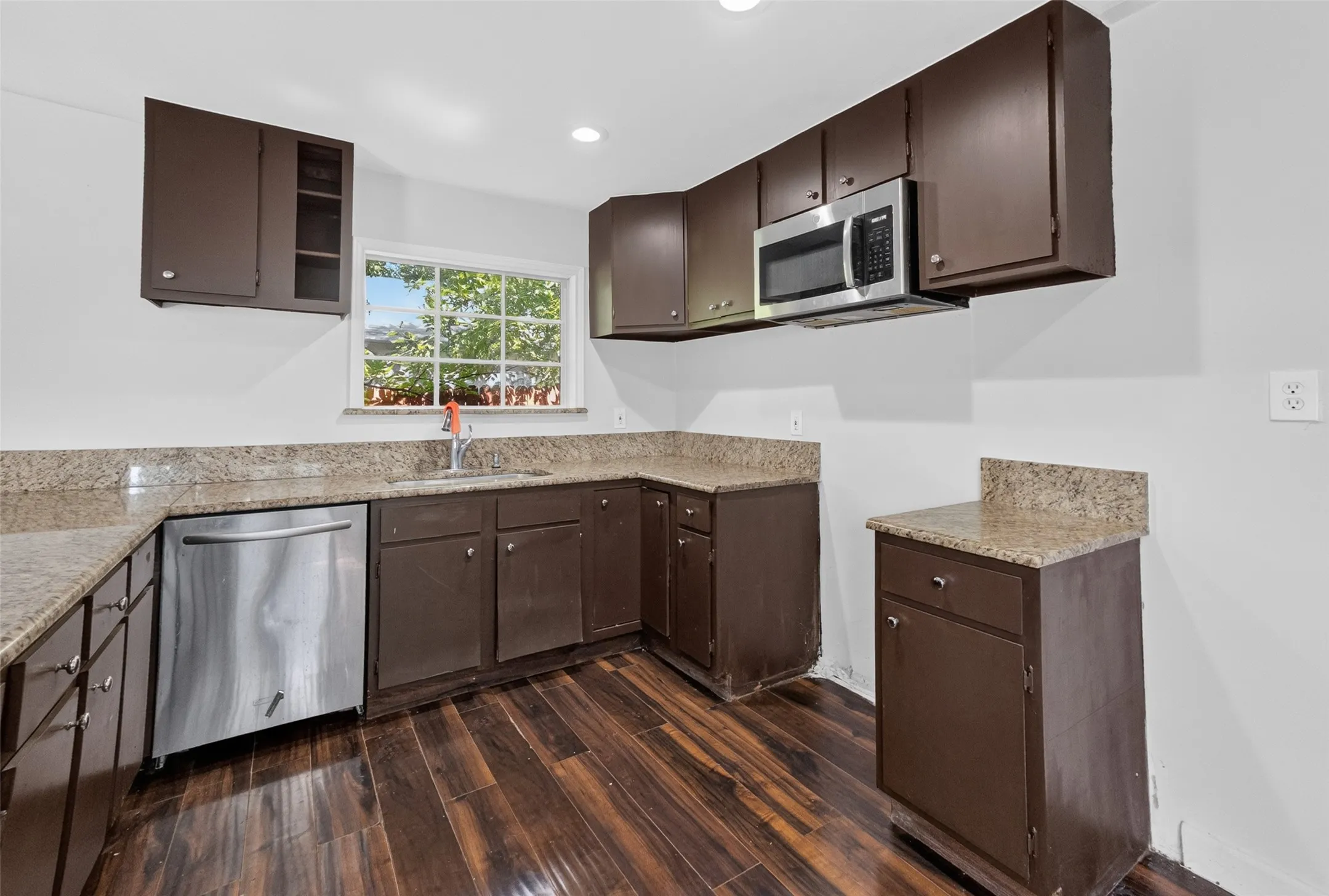 Single Family Residence For Sale in Tarrant County , 3108 Bideker Avenue, Fort Worth, Texas 76105, 4 Bedroom, 2 Bathroom, 1 Garage spaces, 1,320 Sqft, built in 1935, mls#21342180, Real Estate Agent in Fort Worth, Homes For Sale in Tarrant county, Homes For Sale in Fort Worth, Realtor in Fort Worth Texas, Real Estate Brokerage Independent Realty Texas, Luminita Cordes Realtor
