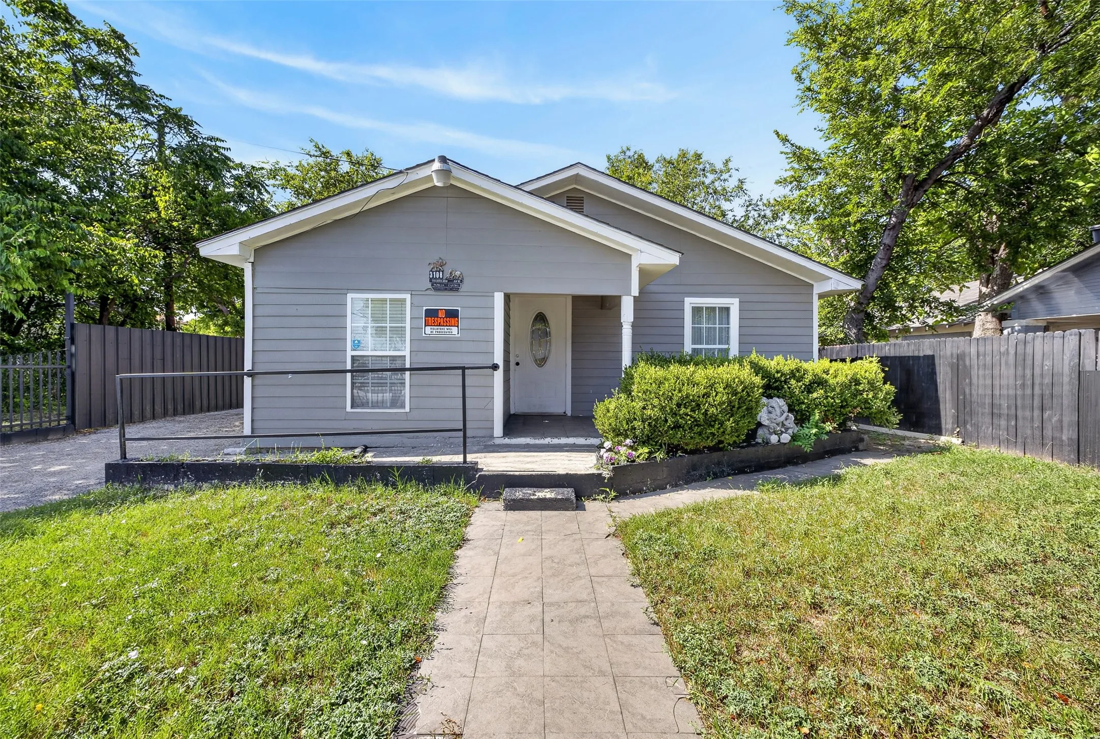 Single Family Residence For Sale in Tarrant County , 3108 Bideker Avenue, Fort Worth, Texas 76105, 4 Bedroom, 2 Bathroom, 1 Garage spaces, 1,320 Sqft, built in 1935, mls#21342180, Real Estate Agent in Fort Worth, Homes For Sale in Tarrant county, Homes For Sale in Fort Worth, Realtor in Fort Worth Texas, Real Estate Brokerage Independent Realty Texas, Luminita Cordes Realtor