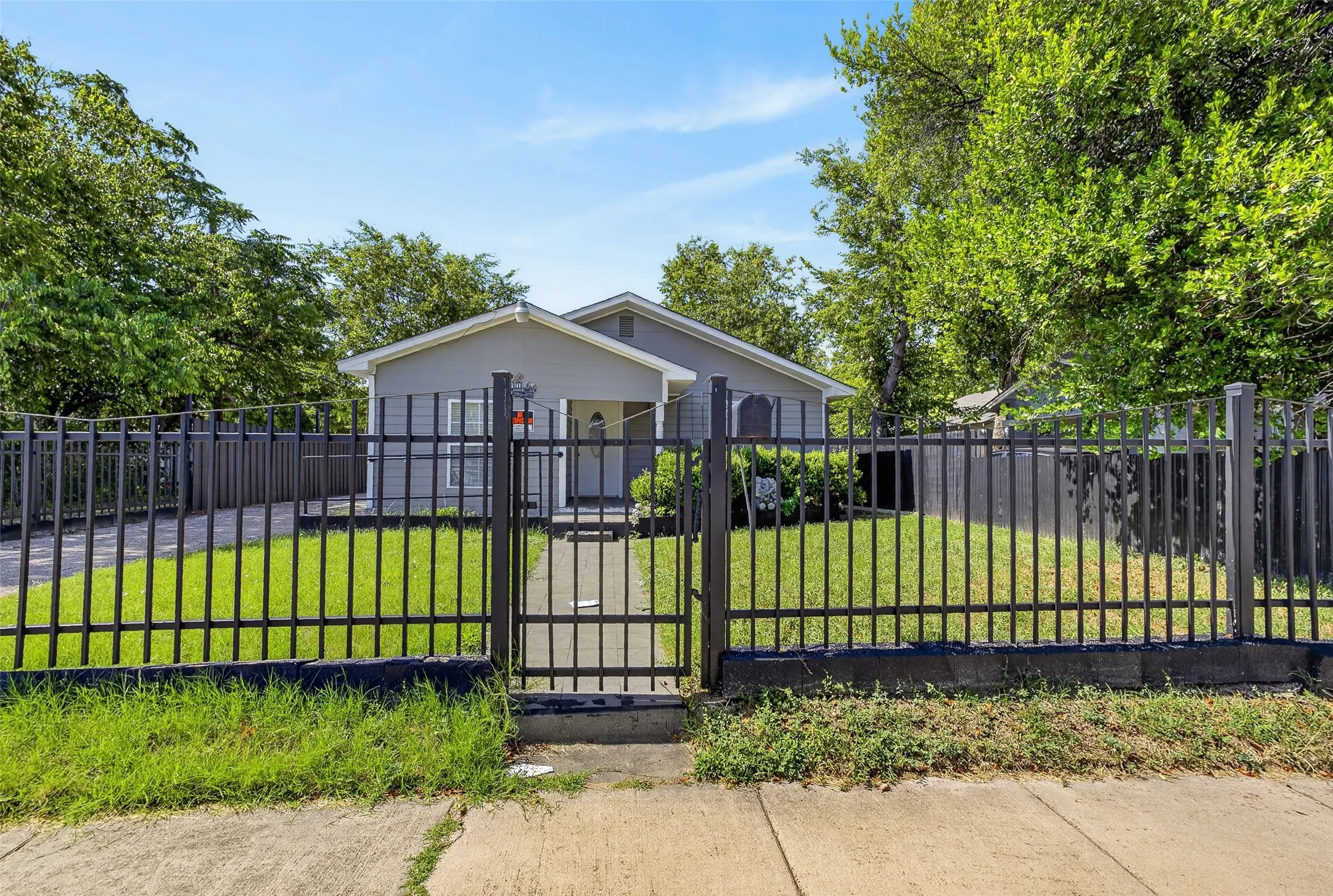 Single Family Residence For Sale in Tarrant County , 3108 Bideker Avenue, Fort Worth, Texas 76105, 4 Bedroom, 2 Bathroom, 1 Garage spaces, 1,320 Sqft, built in 1935, mls#21342180, Real Estate Agent in Fort Worth, Homes For Sale in Tarrant county, Homes For Sale in Fort Worth, Realtor in Fort Worth Texas, Real Estate Brokerage Independent Realty Texas, Luminita Cordes Realtor