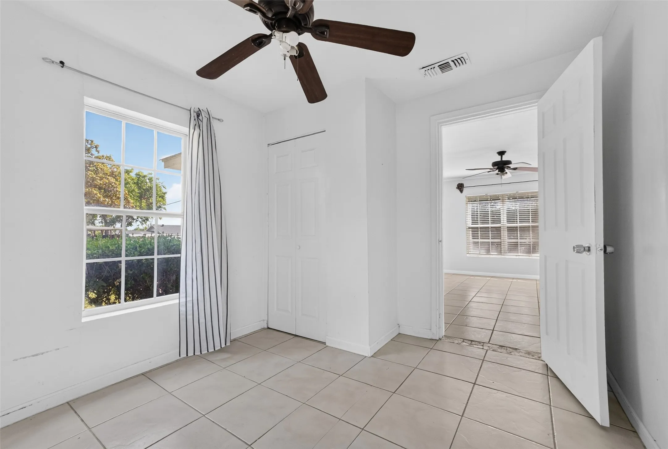 Single Family Residence For Sale in Tarrant County , 3108 Bideker Avenue, Fort Worth, Texas 76105, 4 Bedroom, 2 Bathroom, 1 Garage spaces, 1,320 Sqft, built in 1935, mls#21342180, Real Estate Agent in Fort Worth, Homes For Sale in Tarrant county, Homes For Sale in Fort Worth, Realtor in Fort Worth Texas, Real Estate Brokerage Independent Realty Texas, Luminita Cordes Realtor