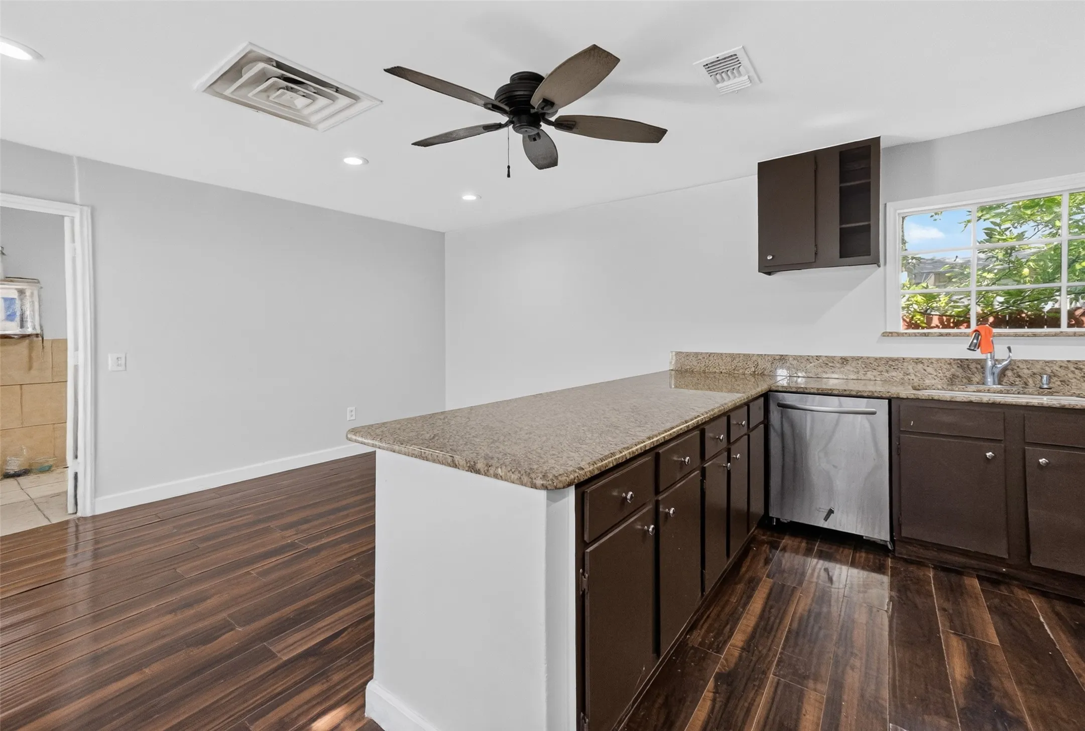 Single Family Residence For Sale in Tarrant County , 3108 Bideker Avenue, Fort Worth, Texas 76105, 4 Bedroom, 2 Bathroom, 1 Garage spaces, 1,320 Sqft, built in 1935, mls#21342180, Real Estate Agent in Fort Worth, Homes For Sale in Tarrant county, Homes For Sale in Fort Worth, Realtor in Fort Worth Texas, Real Estate Brokerage Independent Realty Texas, Luminita Cordes Realtor